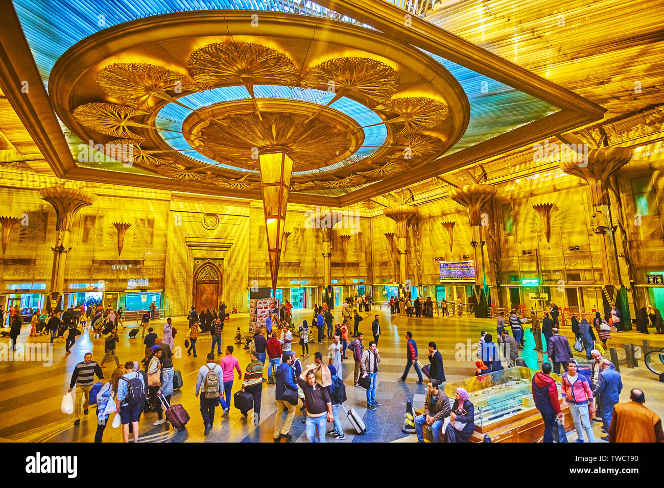 Kairo, Ägypten, 22. Dezember 2017: Die prunkvolle Innenausstattung von Ramses (Misr) Bahnhof mit ungewöhnlichen Decke Dekoration in Form von inveted Pyramide, su Stockfoto