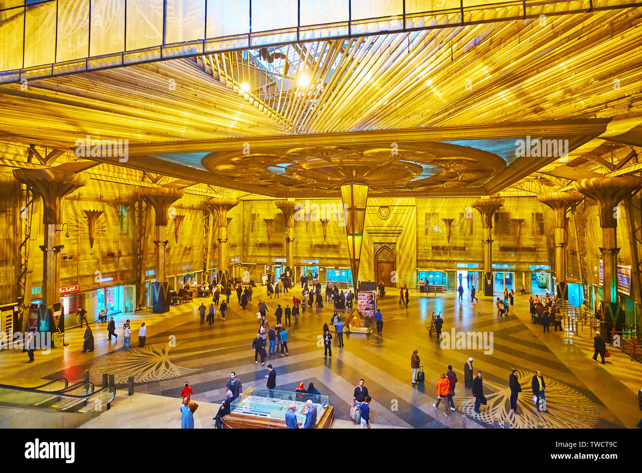 Kairo, Ägypten - Dezember 22, 2017: Die schöne Halle von Ramses (Misr) Bahnhof, mit inveted Pyramide dekoriert, von der Decke hängen und Colum Stockfoto
