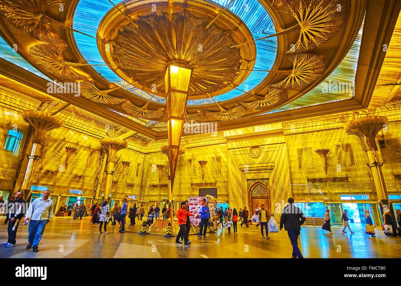 Kairo, Ägypten, 22. Dezember 2017: Das prächtige Interieur des Ramses (Misr) Bahnhof, mit antiken ägyptischen Motiven, einschließlich Pyramiden eingerichtet Stockfoto
