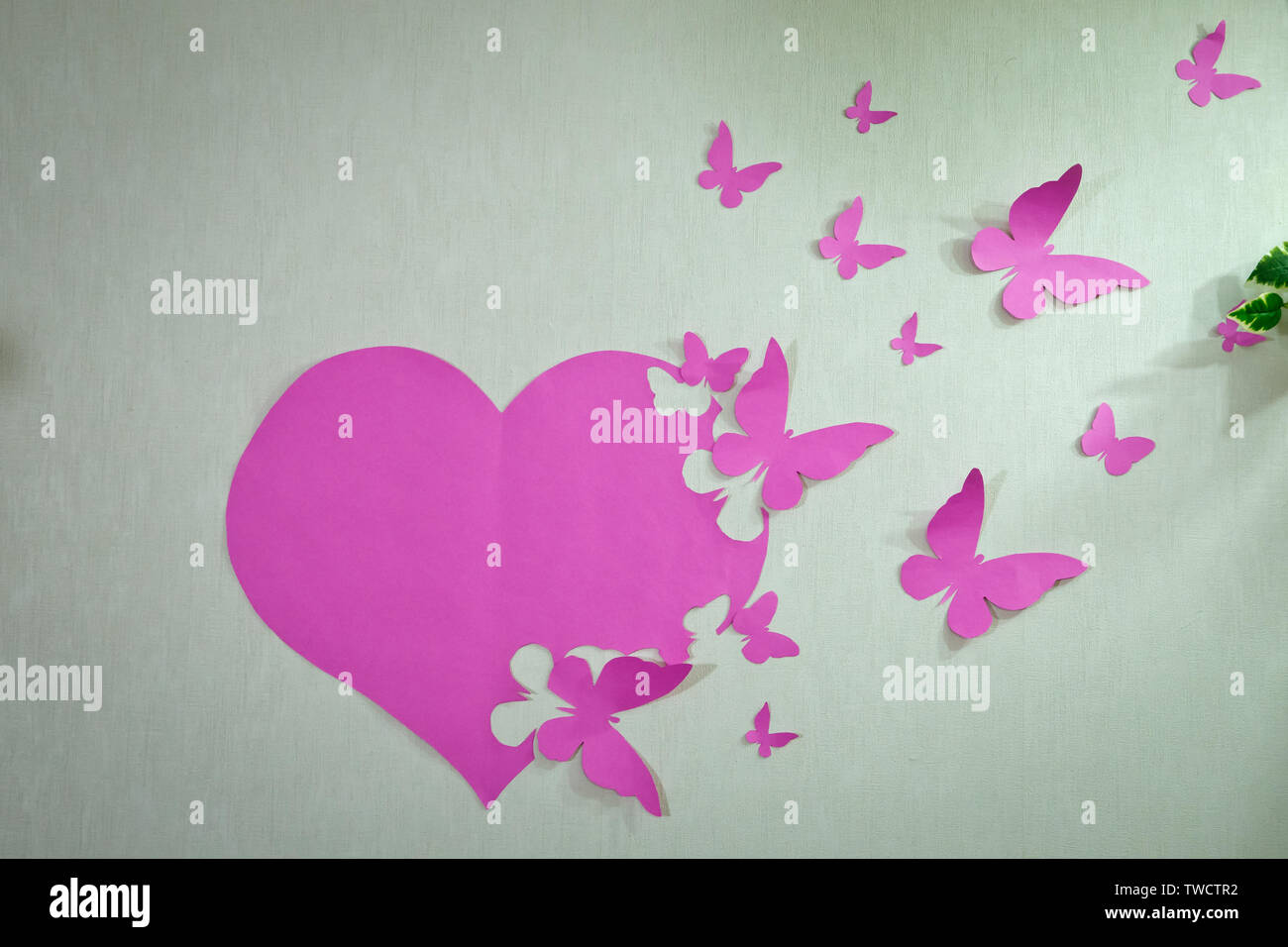 Rosa Herzen Und Schmetterlinge Aus Papier An Der Wand Liebe Wort Mit Textur Valentinstag Hintergrund Stockfotografie Alamy