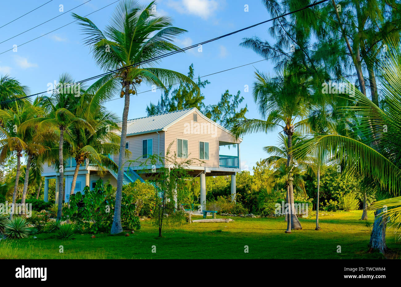 Little Cayman, Cayman Islands, Nov. 2018, Haus auf Stelzen mit einem üppigen tropischen Garten um ihn herum Stockfoto