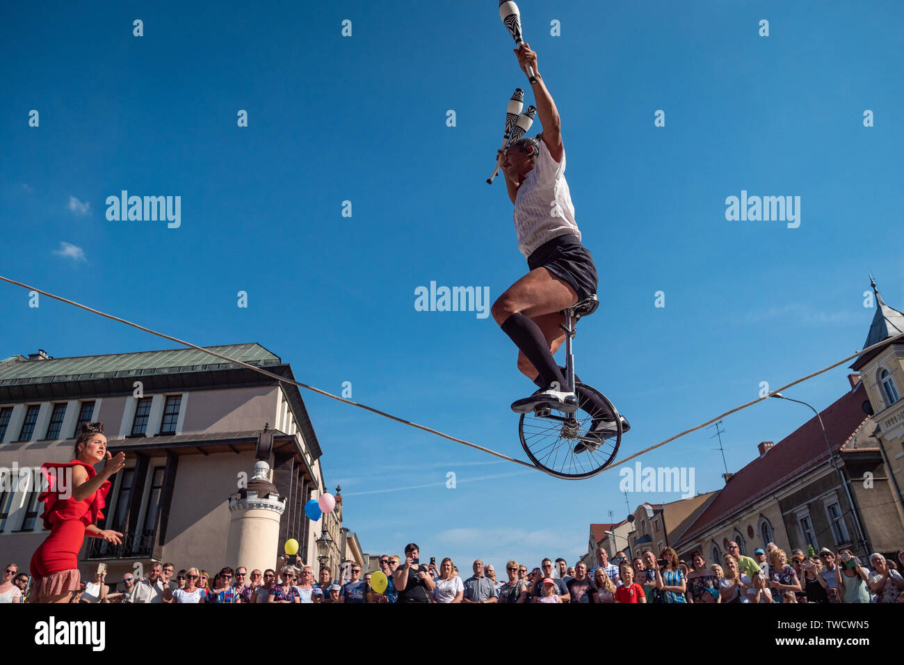 Acrobat auf einem Fahrrad auf einem Seil während UFO 2019 - Street Festival der Kuriositäten, ein internationales Treffen der Straßenkünstler, Szamotuly, Polen Stockfoto