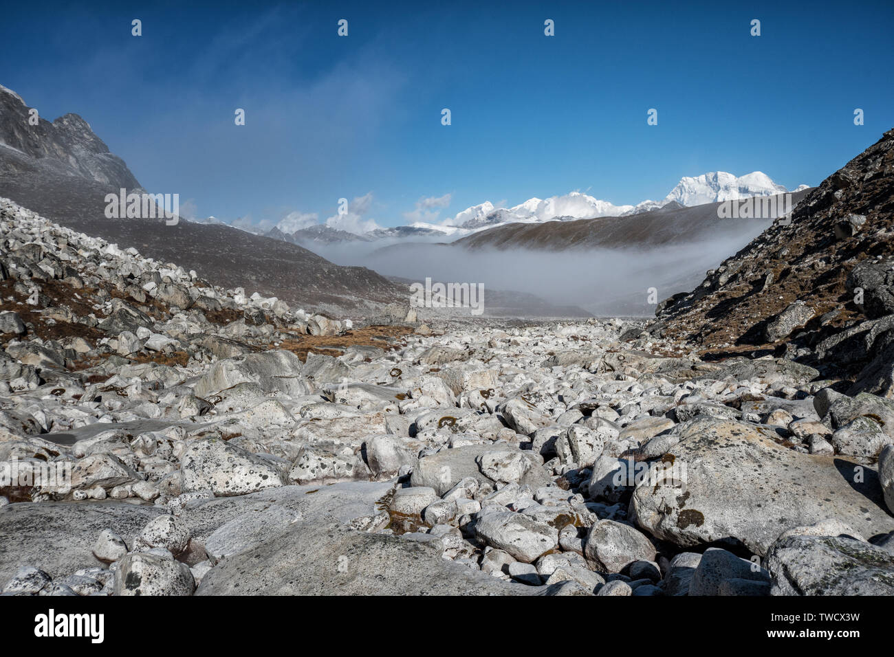Felsen und Berge auf dem Weg nach Rinchen Zoe La, Wangdue Phodrang Bezirk, Snowman Trek, Bhutan Stockfoto