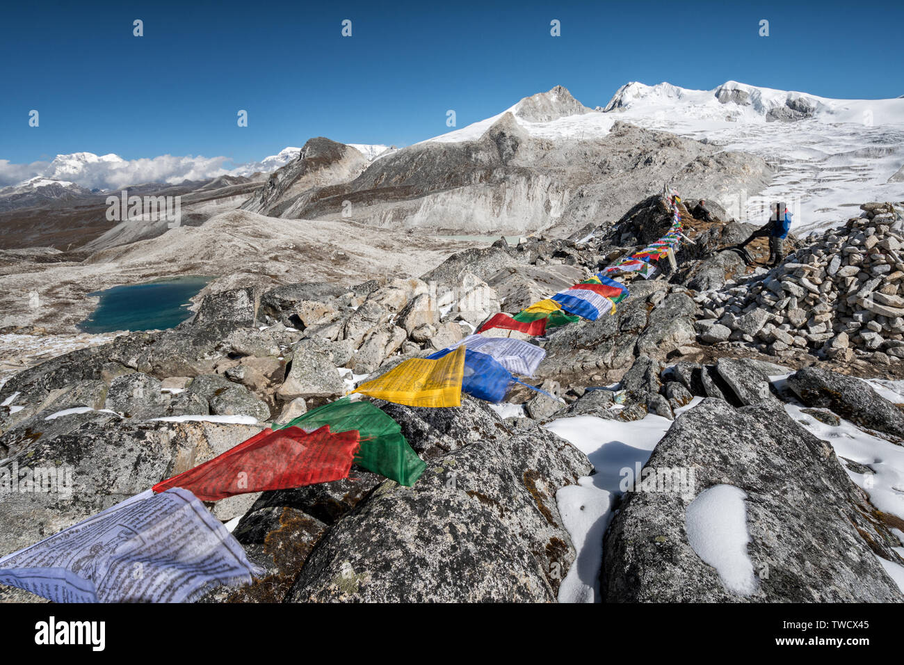 Gebetsfahnen und hoch See von Rinchen Zoe La Pass, Wangdue Phodrang Bezirk, Snowman Trek, Bhutan Stockfoto