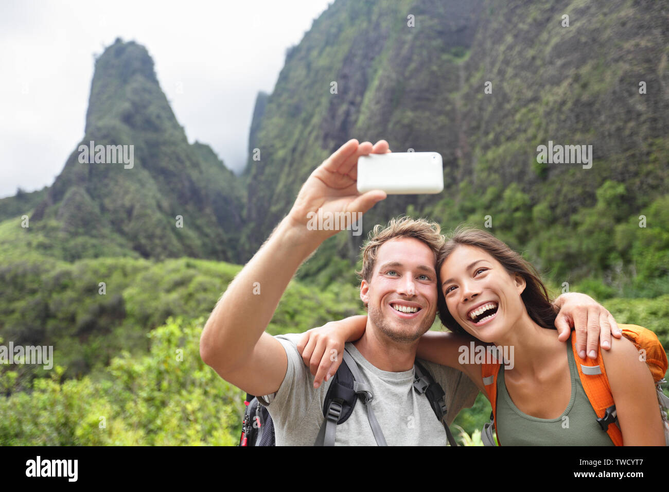 Paar unter selfie Foto mit smart phone Wandern auf Hawaii. Frau und Mann Wanderer unter Foto mit smart phone Kamera. Gesunder Lebensstil von Iao Valley State Park, Wailuku, Maui, Hawaii, USA. Stockfoto