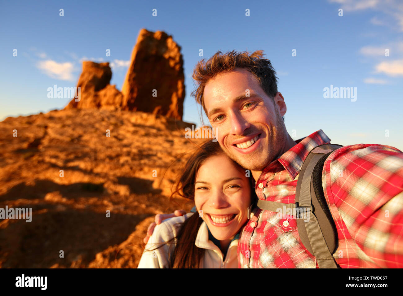 Glückliches Paar unter selfie Selbstportrait Foto wandern. Zwei Freunde oder Geliebte auf Wanderung in die Kamera lächeln im Freien Berge von Roque Nublo, Gran Canaria, Kanarische Inseln, Spanien. Stockfoto
