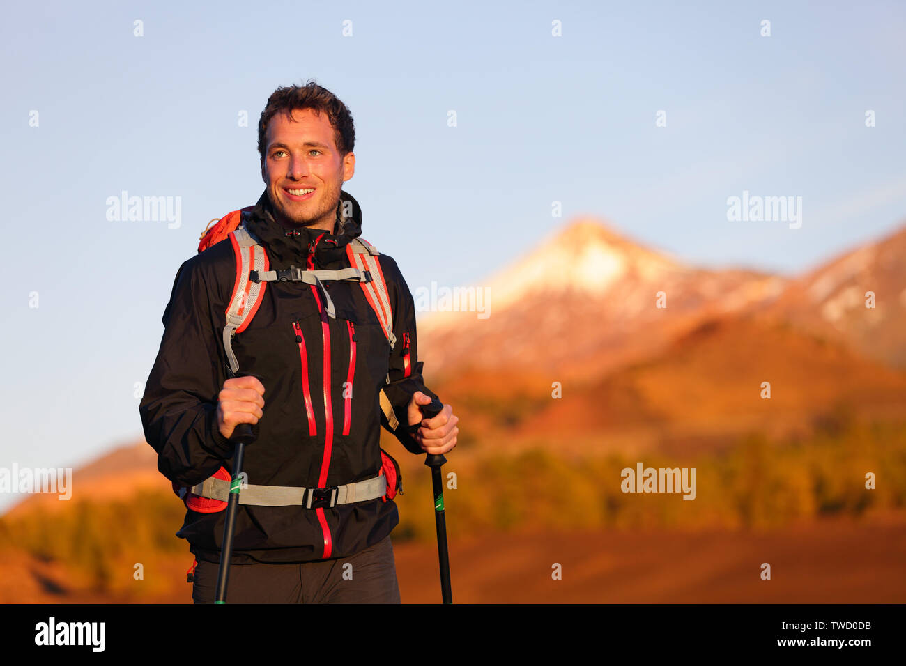 Wanderer Mann wandern Leben gesunden, aktiven Lebensstil. Trekking männliches Modell Wandern in wunderschöner Natur Landschaft auf Vulkan Teide, Teneriffa, Kanarische Inseln, Spanien. Stockfoto