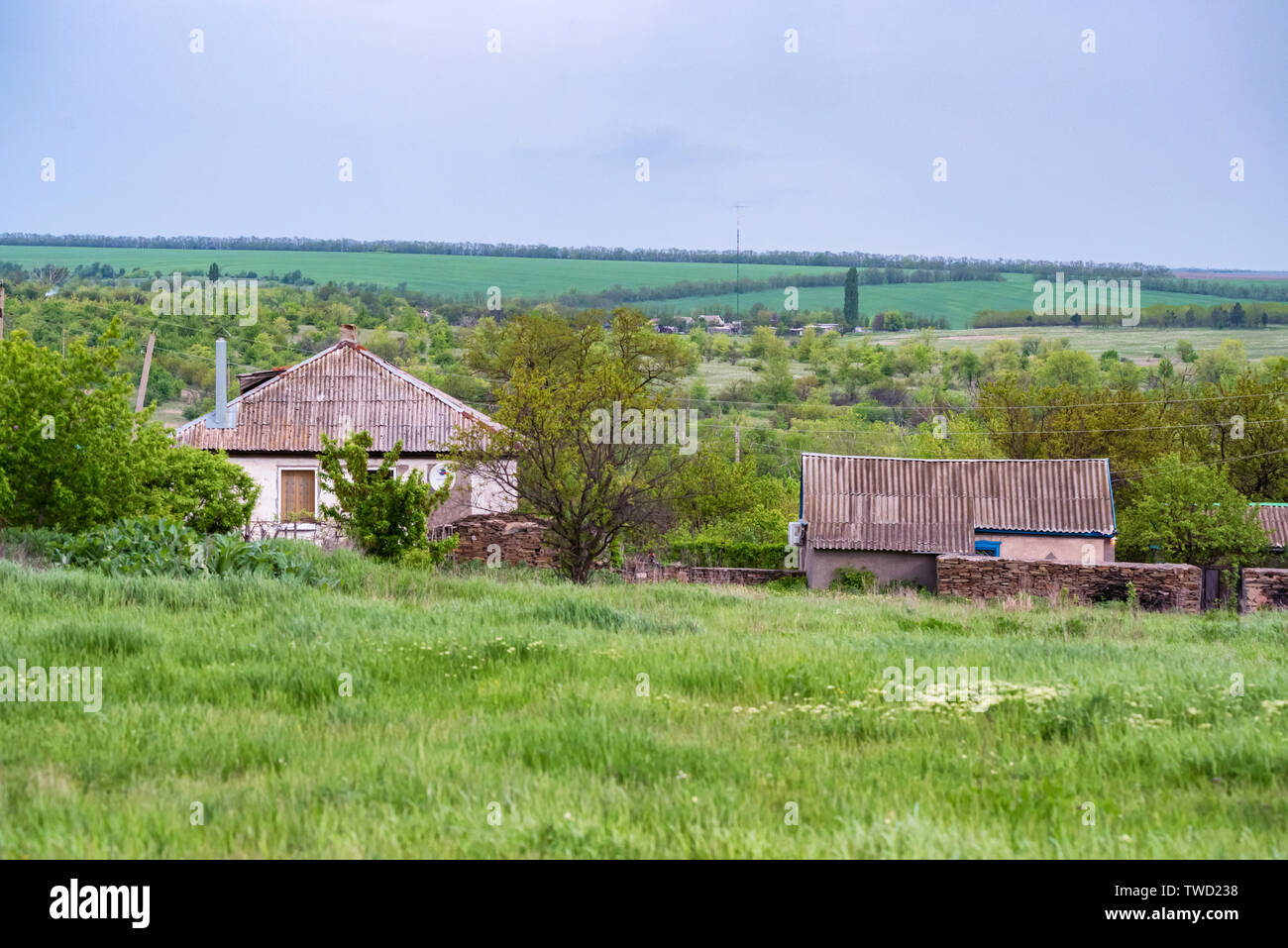 Ländliche Häuser in Steppen Landschaft. Fernsicht Stockfoto