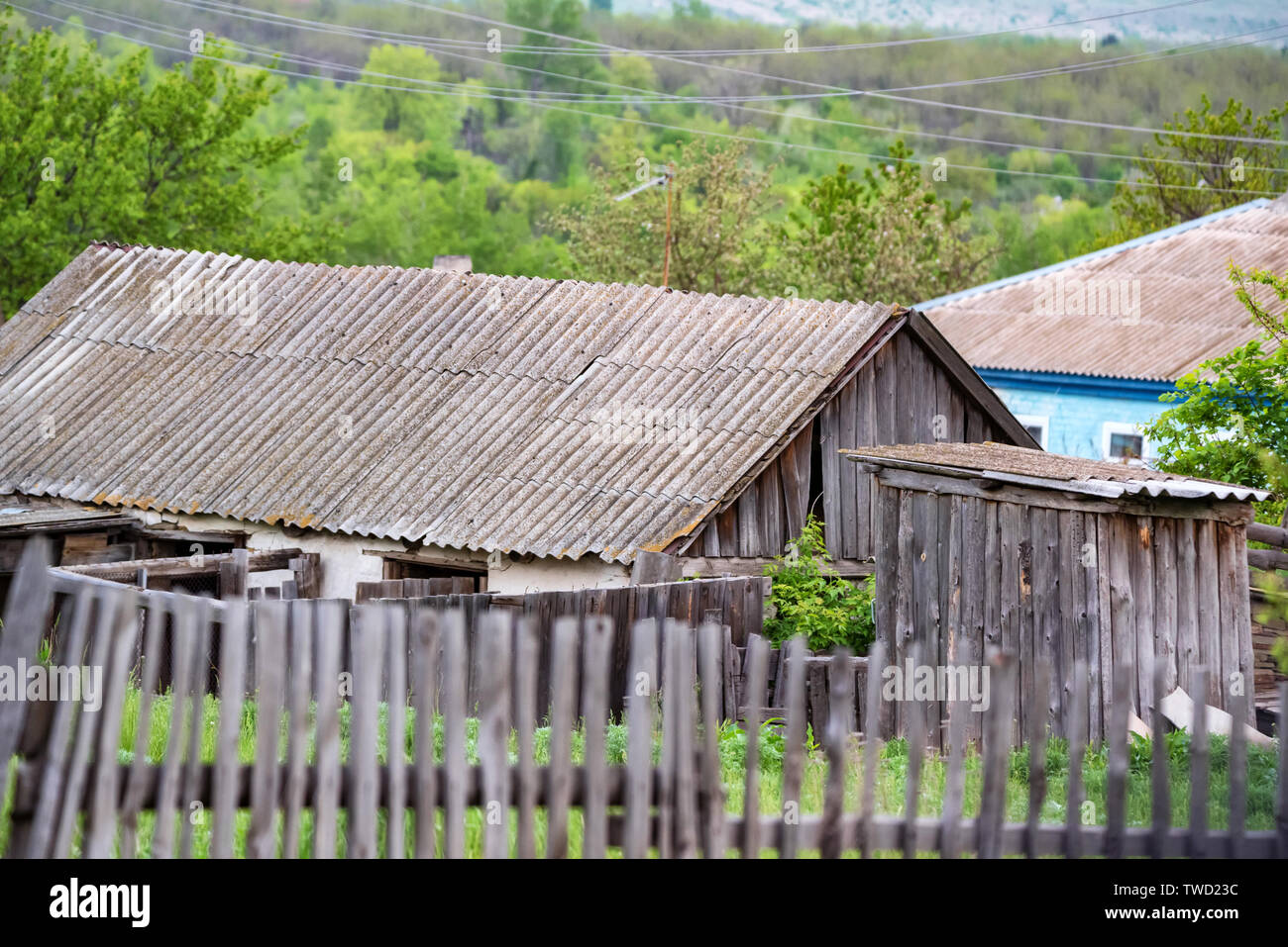 Alte verwitterte Holz- ländliche Hütte auf dem Land Stockfoto