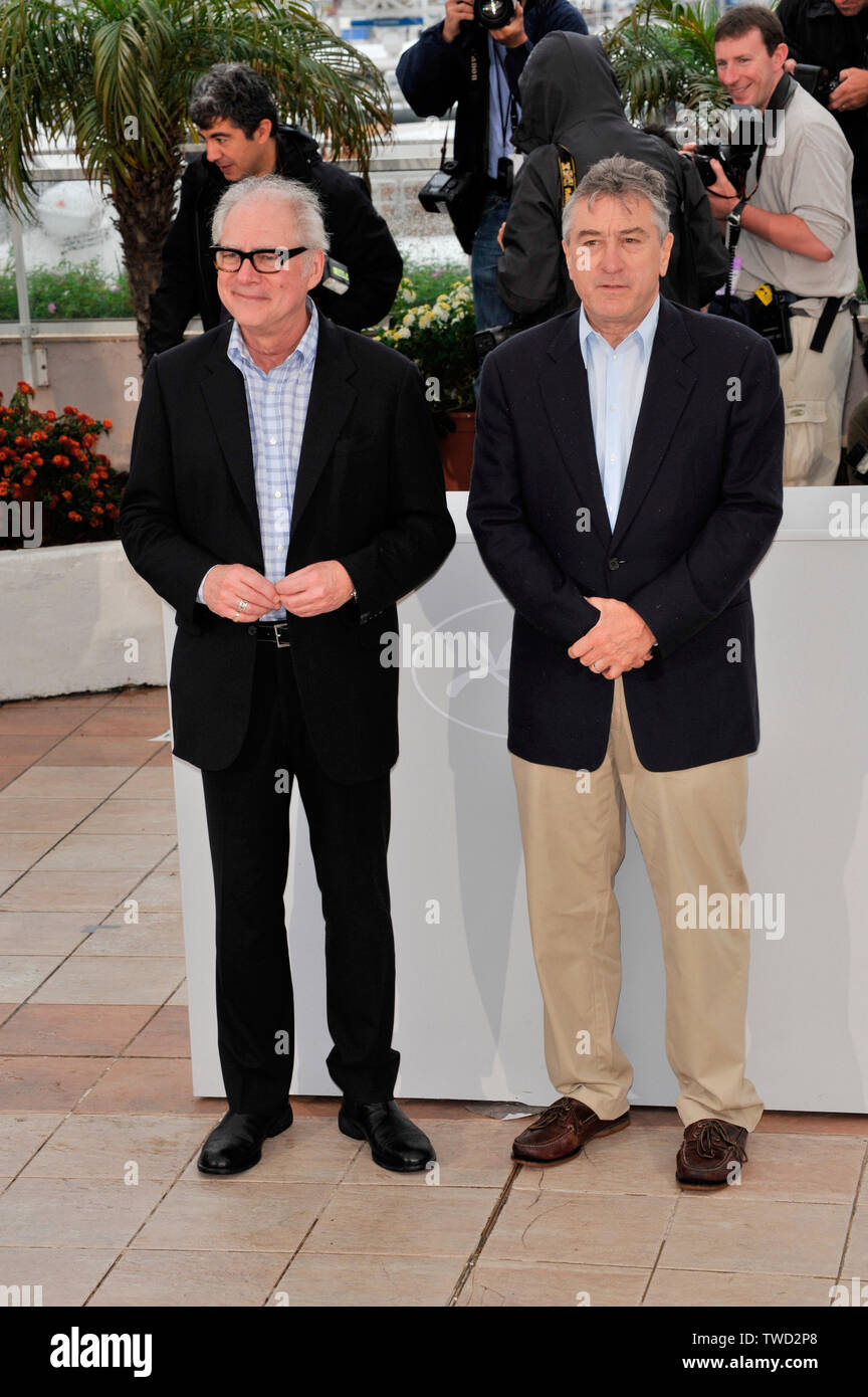 CANNES, Frankreich. 25. Mai 2008: Robert De Niro & Regisseur Barry Levinson (links) beim Fotoshooting für ihren neuen Film "Was gerade passiert?" Auf der 61. jährlichen Internationalen Film Festival de Cannes. © 2008 Paul Smith/Featureflash Stockfoto