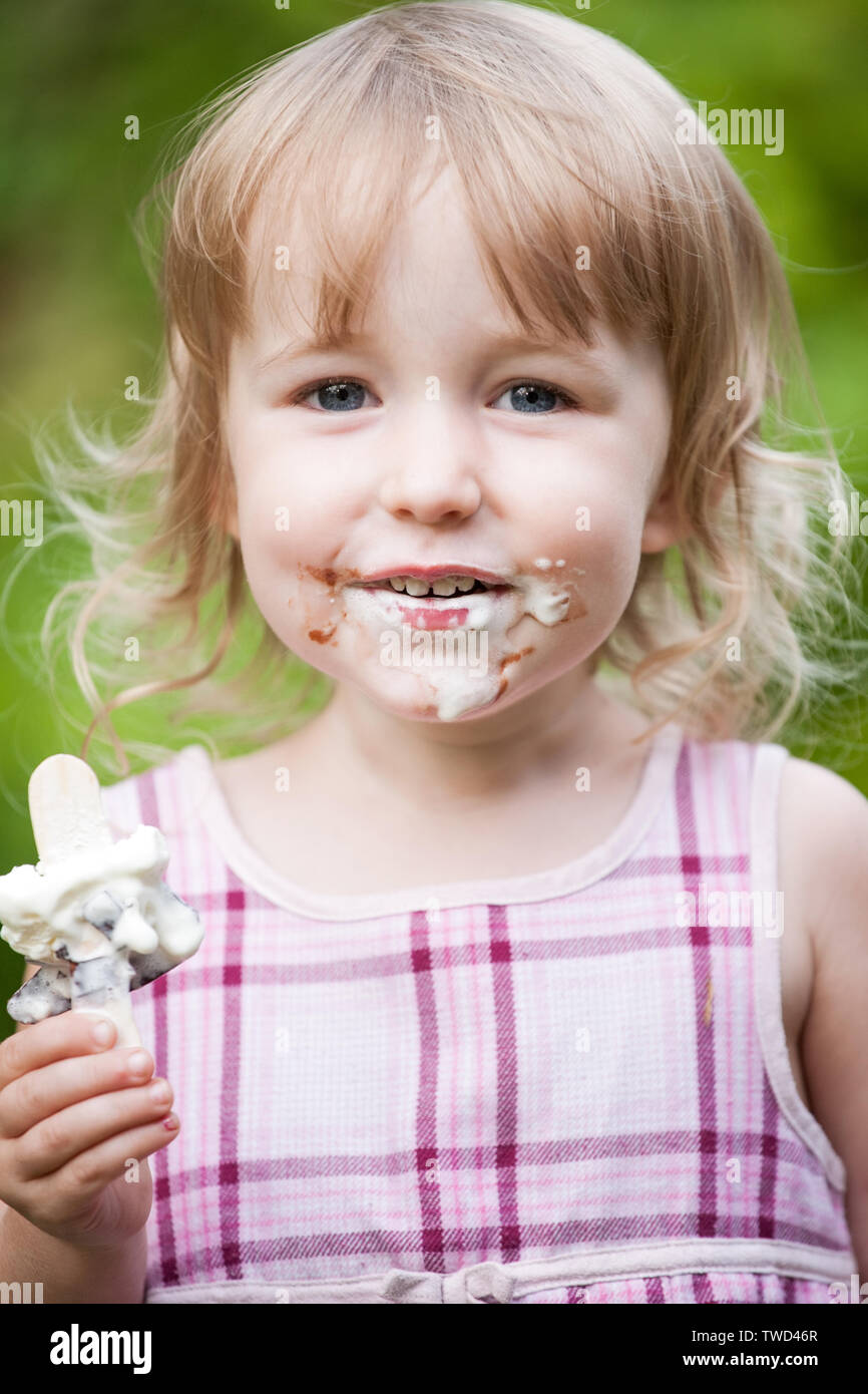 Zwei Jahre alt blond weißes Mädchen porträt gesicht verschmutzt mit Eis Stockfoto