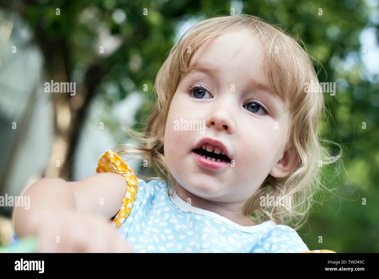 Wenig toddler Grauäugiger kaukasische Mädchen Gesicht Nahaufnahme Stockfoto