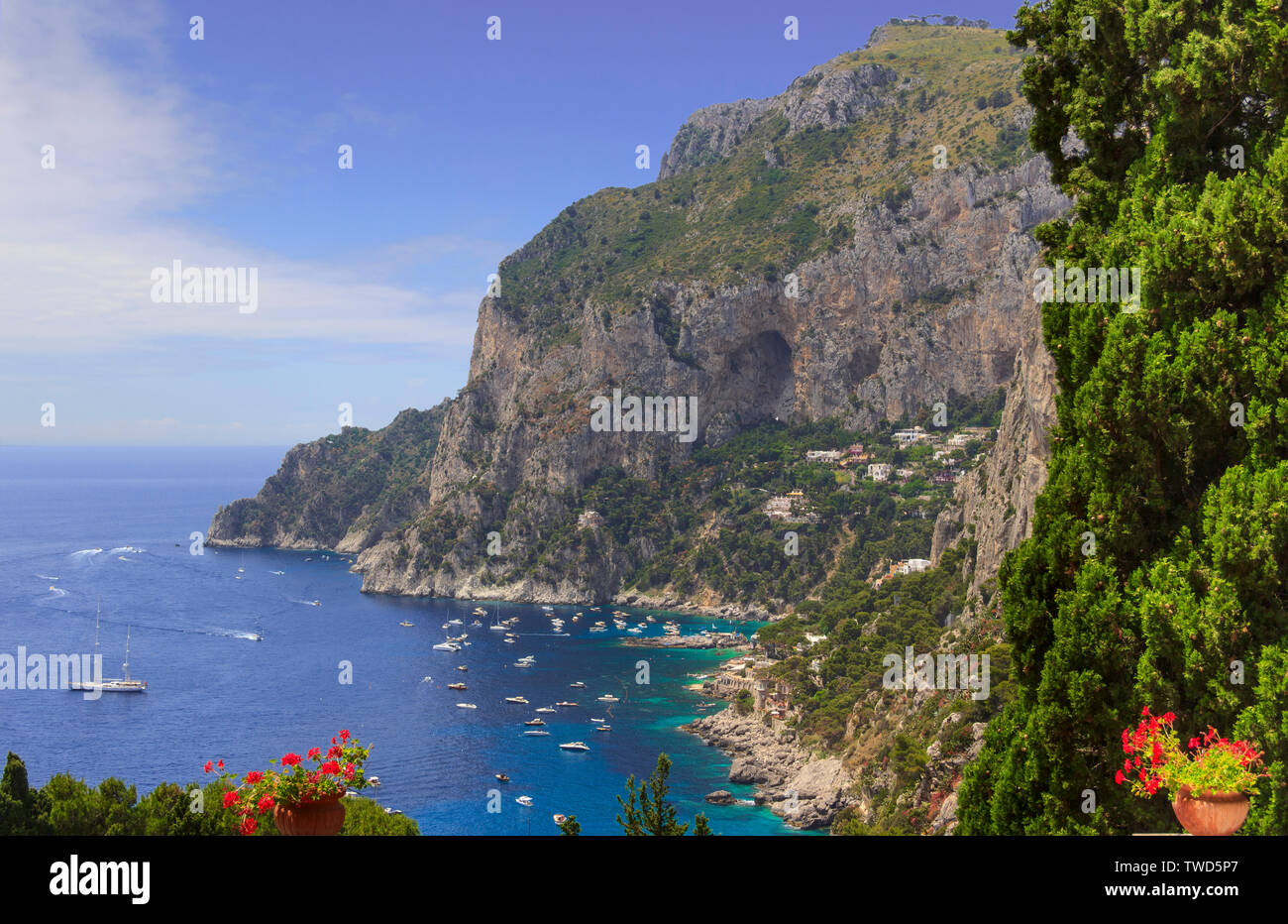 Panoramablick auf das Tyrrhenische Meer und Marina Piccola auf Capri - Italien. Stockfoto