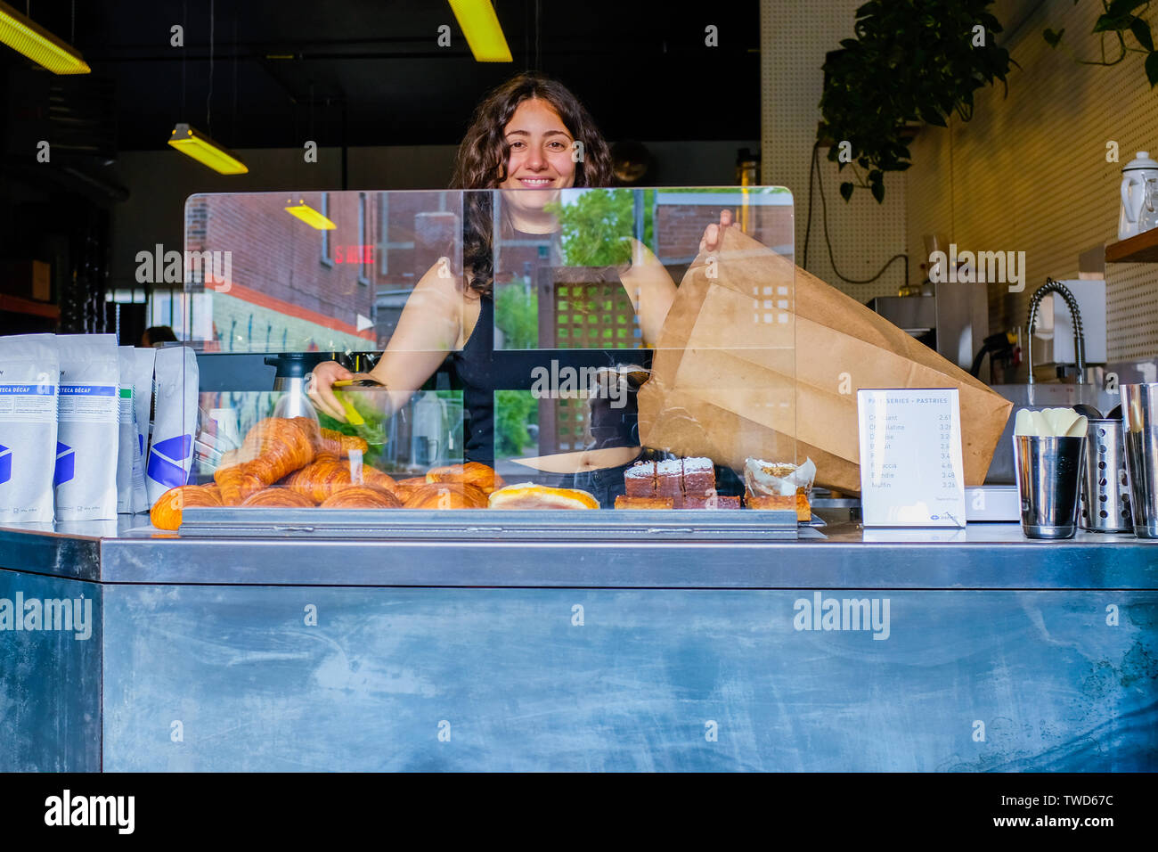 Barista einer trendigen Coffee shop Montreal Stockfoto