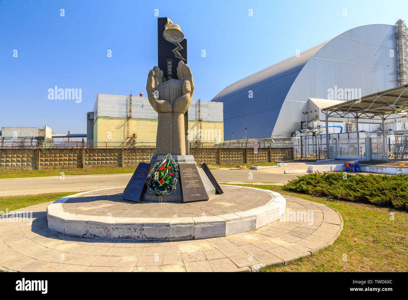 Osteuropa, Ukraine, Pripyat, Tschernobyl. Denkmal steht vor der Reaktor 4, die jetzt von der neuen Auffangwanne Sarkophag abgedeckt abgeschlossen Ich Stockfoto