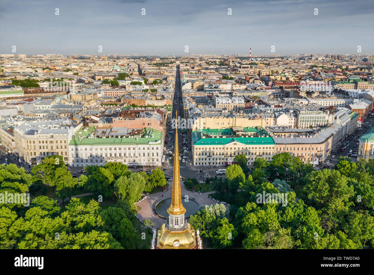 Luftbild des Zentrums von Sankt Petersburg bei Sonnenuntergang, Goldspitze des Admiralitätsgebäudes, Gorohovaya-Straße, grüne Bäume im Park Stockfoto