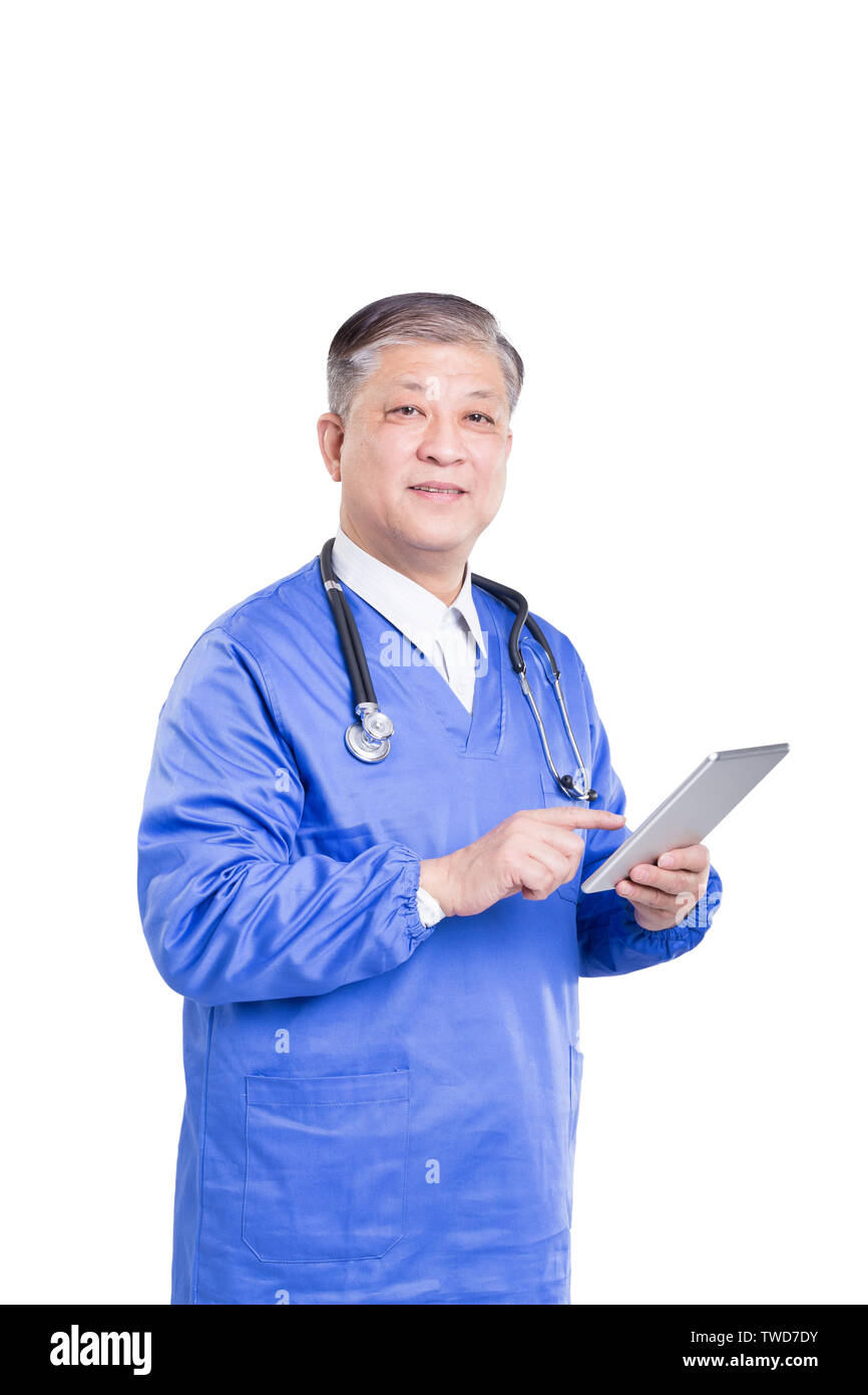 Asiatische alter Mann Arzt in blauer Uniform mit Tablet Stockfoto