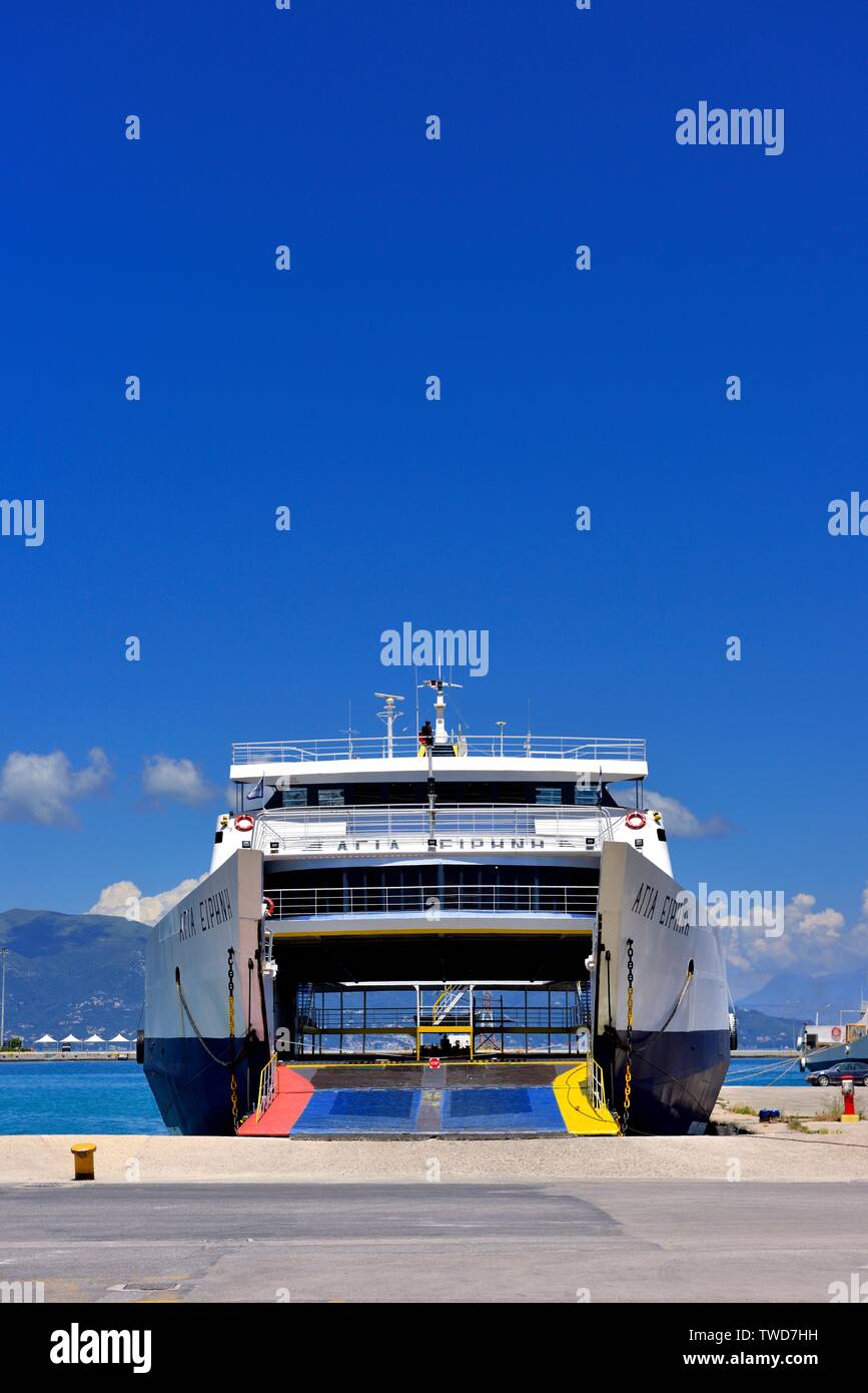 Korfu neue Hafen, Fähren warten zu laden, Korfu, Ionische Inseln, Griechenland Stockfoto