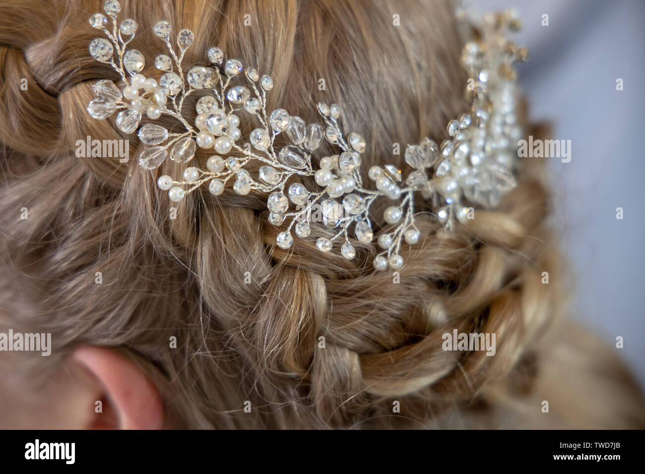 Braut bereitet ihr Haar für Hochzeit, Jennycliff, Plymouth, Devon, Großbritannien Stockfoto