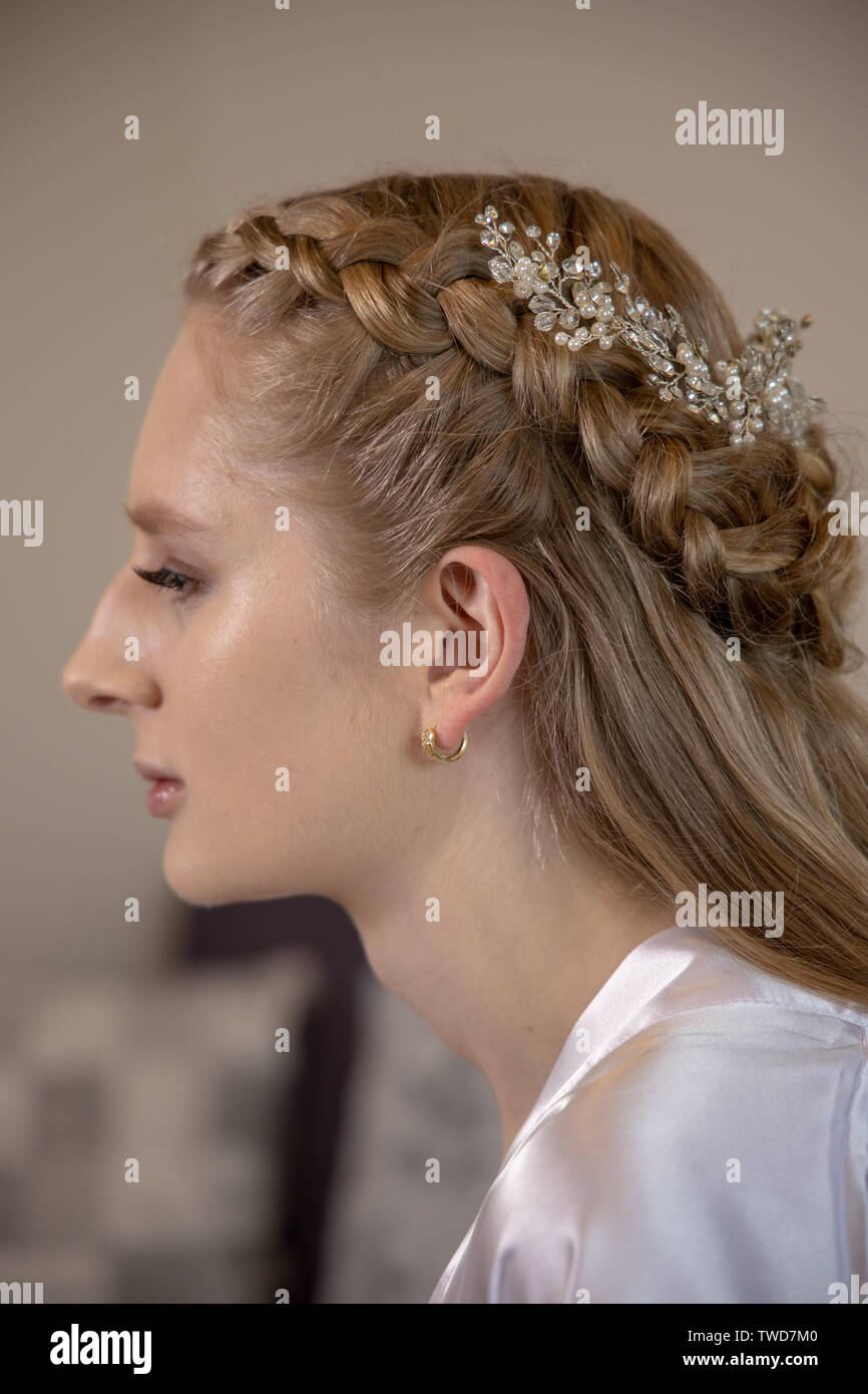 Braut bereitet ihr Haar für Hochzeit, Jennycliff, Plymouth, Devon, Großbritannien Stockfoto