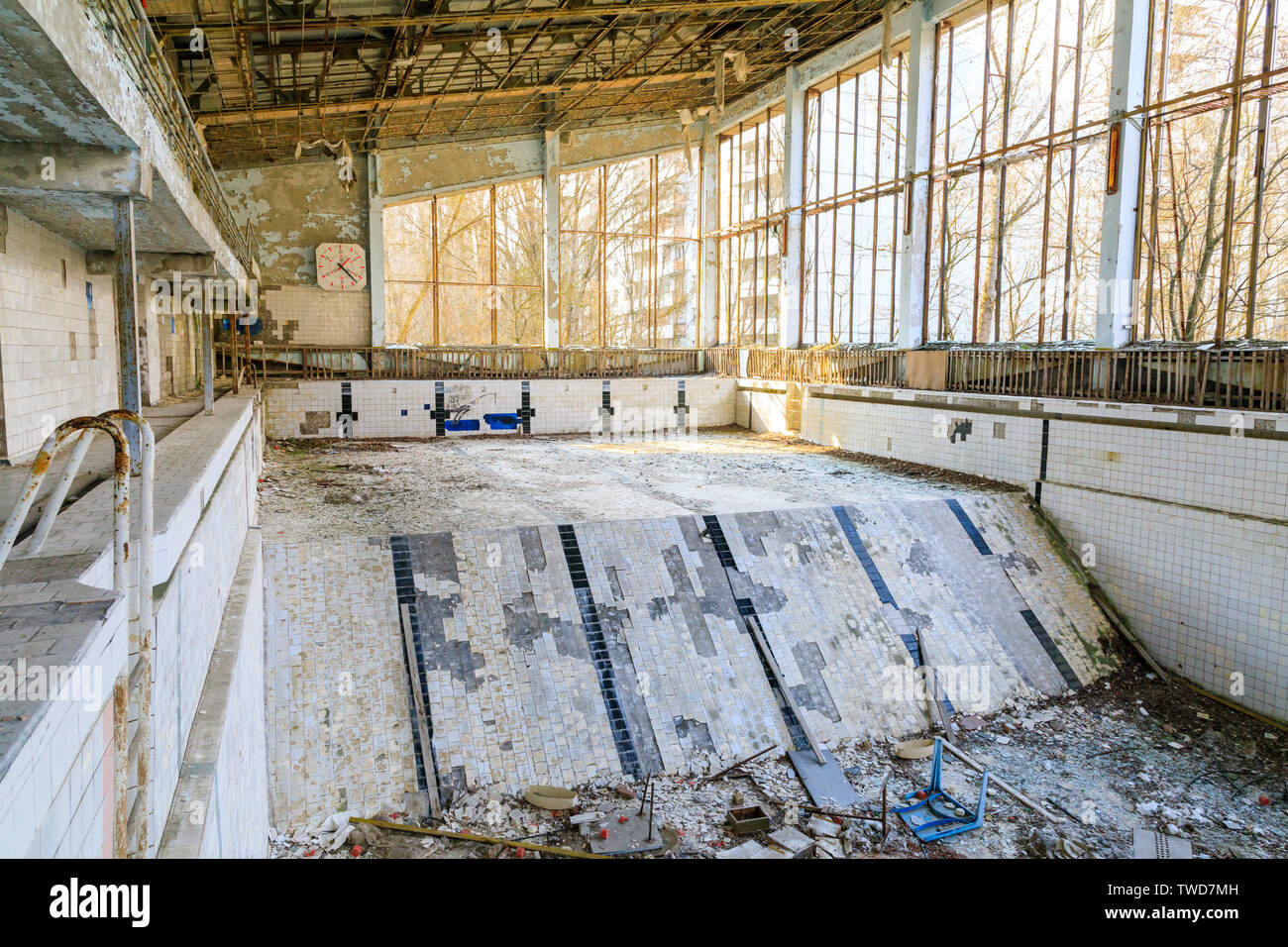 Osteuropa, Ukraine, Pripyat, Tschernobyl. Sport's Cour, Schwimmbad. Stockfoto