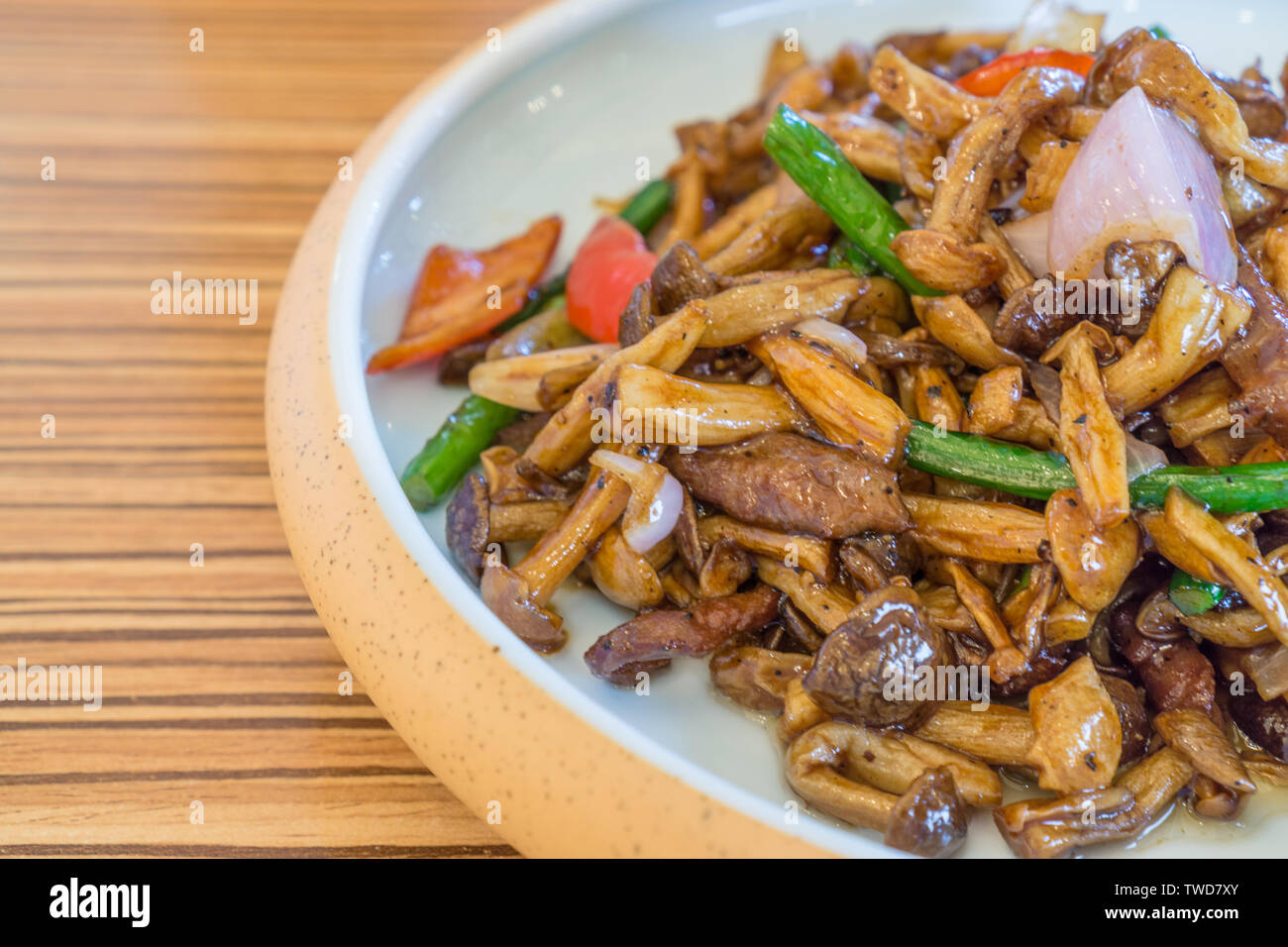 Chinesische Küche, gebratenen Pilzen, Knoblauch moss Zwiebeln. Stockfoto