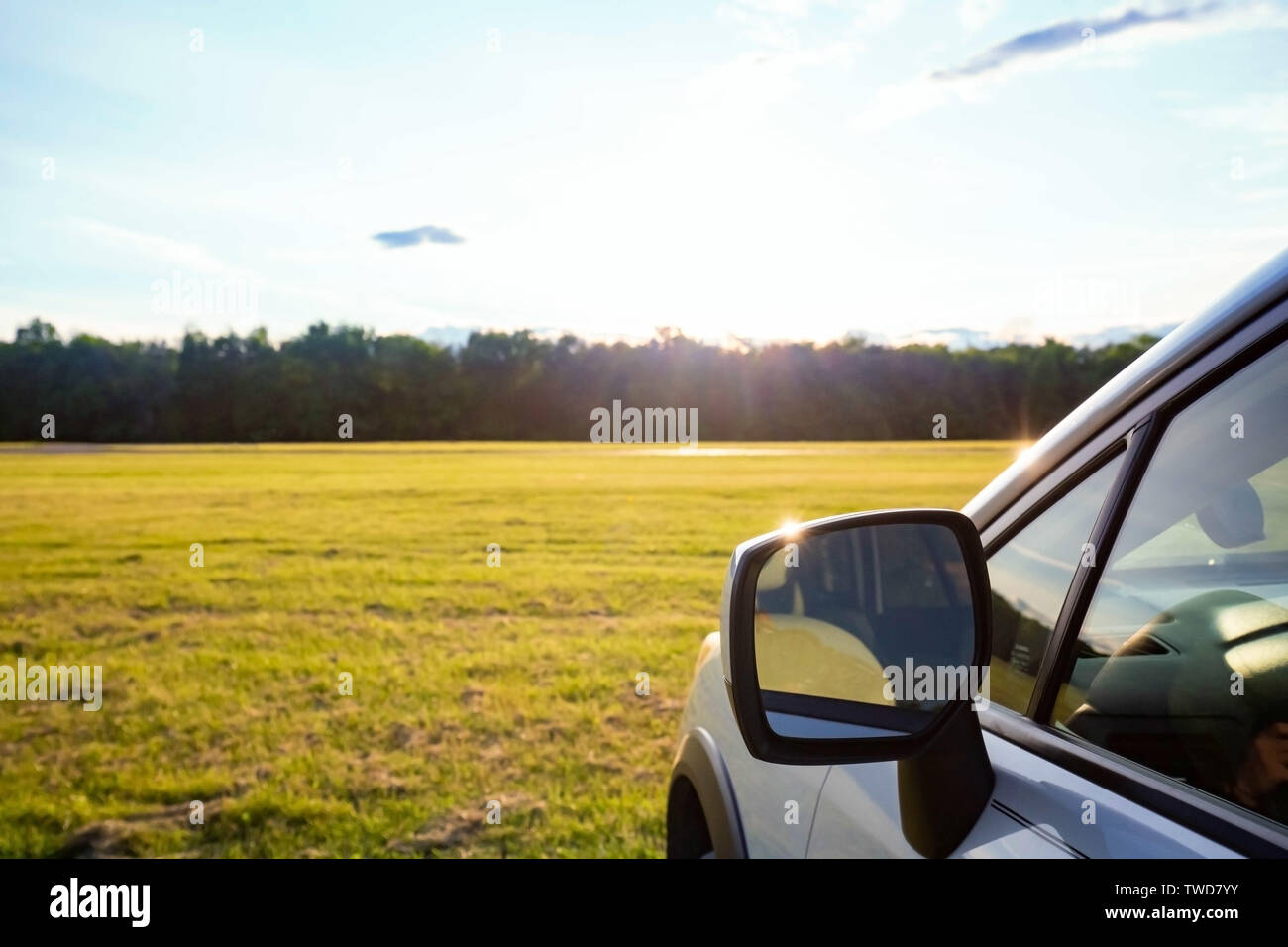 Sommer road trip sonnigen Tag Feld niemand Sonnenuntergang Stockfoto