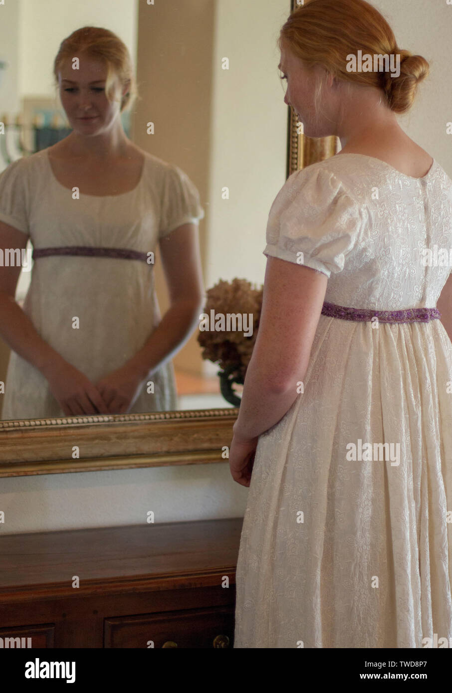Regency Frau in Creme besticktes Kleid Stockfoto
