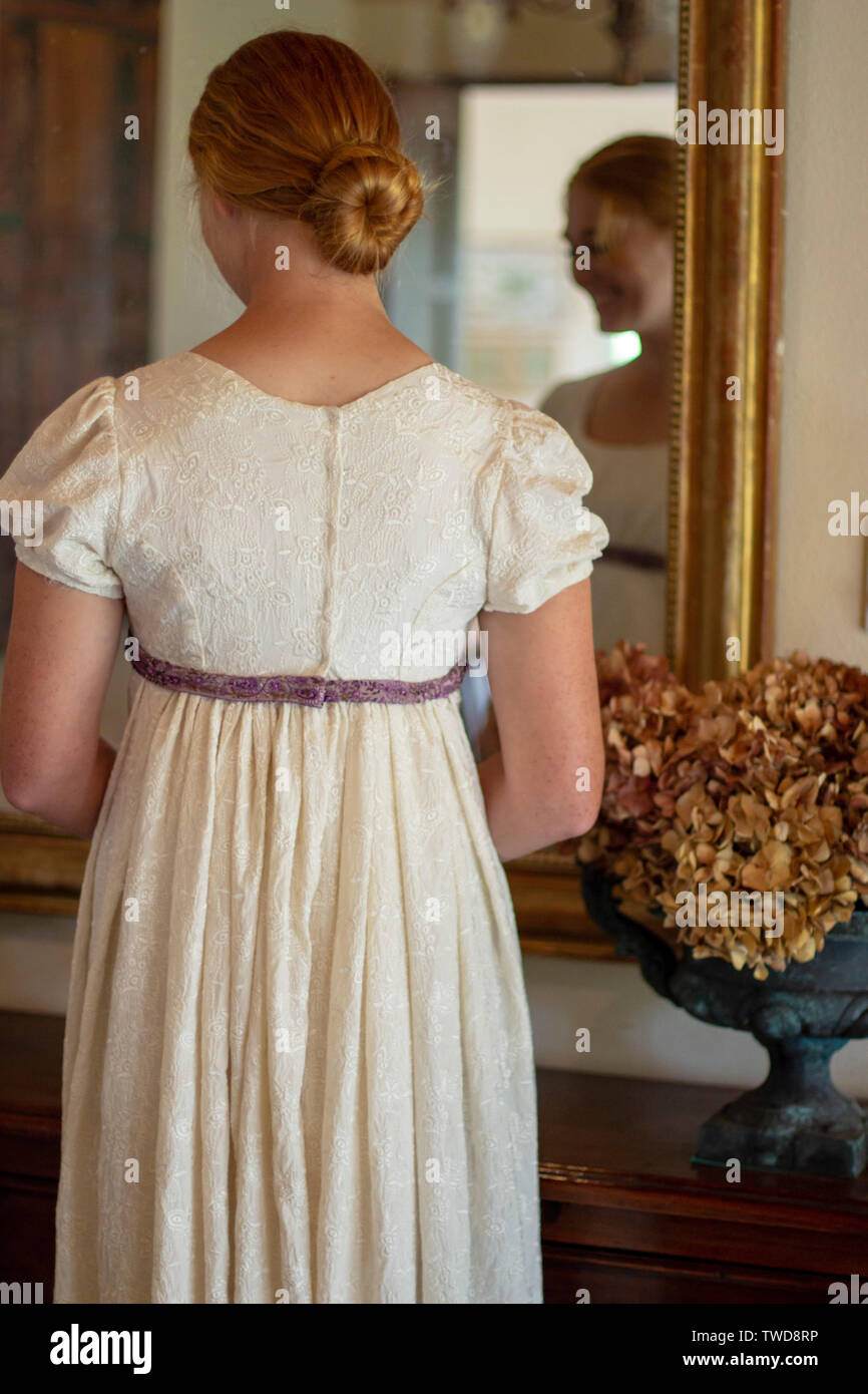 Regency Frau in Creme besticktes Kleid Stockfoto