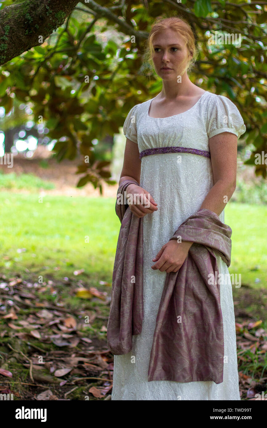 Regency Frau in Creme besticktes Kleid Stockfoto