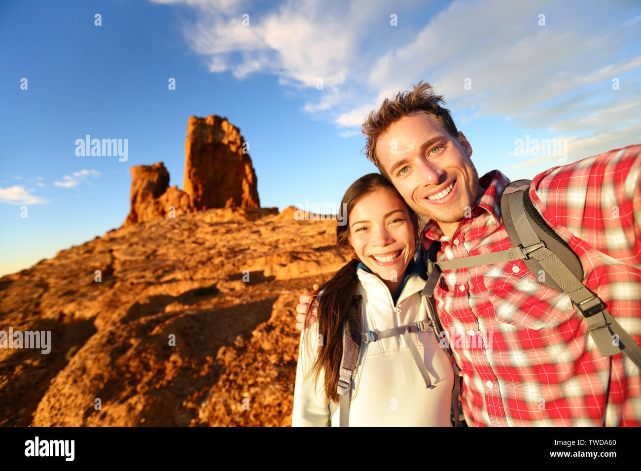Selfie - glückliches Paar, self portrait Foto wandern. Zwei Liebende oder Freunden auf Wanderung in die Kamera lächeln im Freien Berge von Roque Nublo, Gran Canaria, Kanarische Inseln, Spanien. Stockfoto