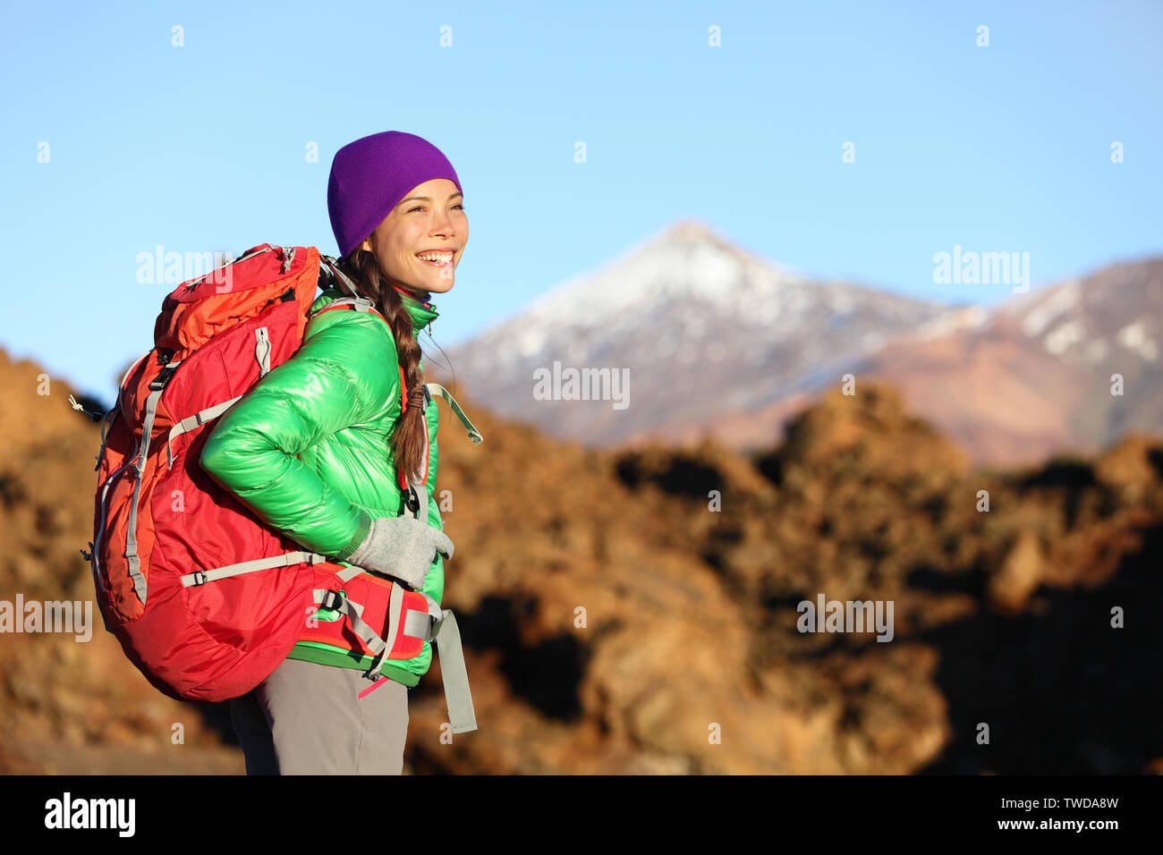 Aktive Frau Wanderer Leben gesunder Lebensstil wandern draußen tragen Rucksack lächelte glücklich. Schöne weibliche Trekking mit der Suche mit Ambitionen auf den Teide, Teneriffa, Kanarische Inseln, Spanien, Stockfoto
