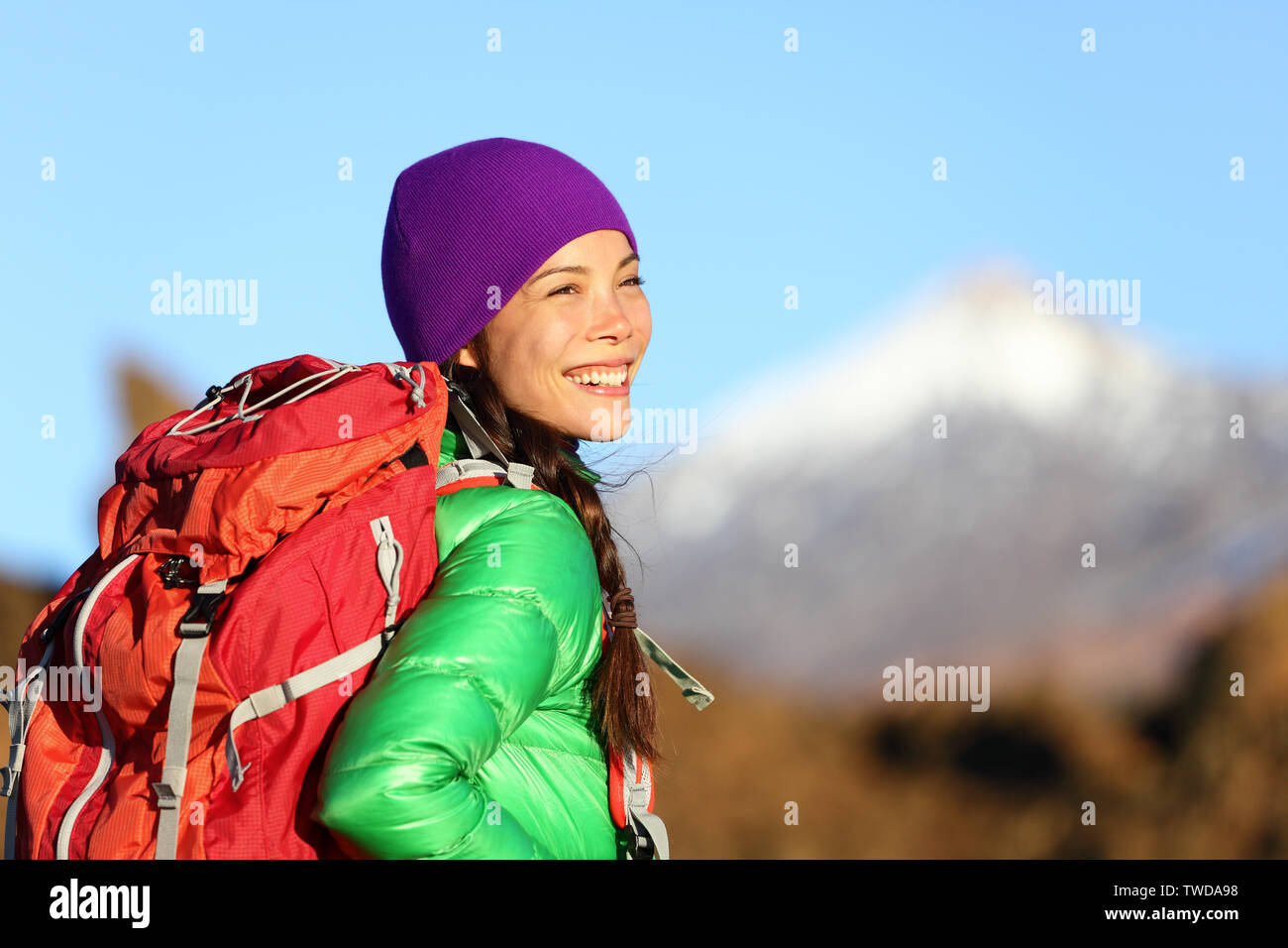 Aktive Frau Wanderer Leben gesunder Lebensstil wandern draußen tragen Rucksack lächelte glücklich. Schöne weibliche Trekking mit der Suche mit Ambitionen. Gemischte Rasse asiatischen Kaukasische Mädchen in ihrem 20. Stockfoto