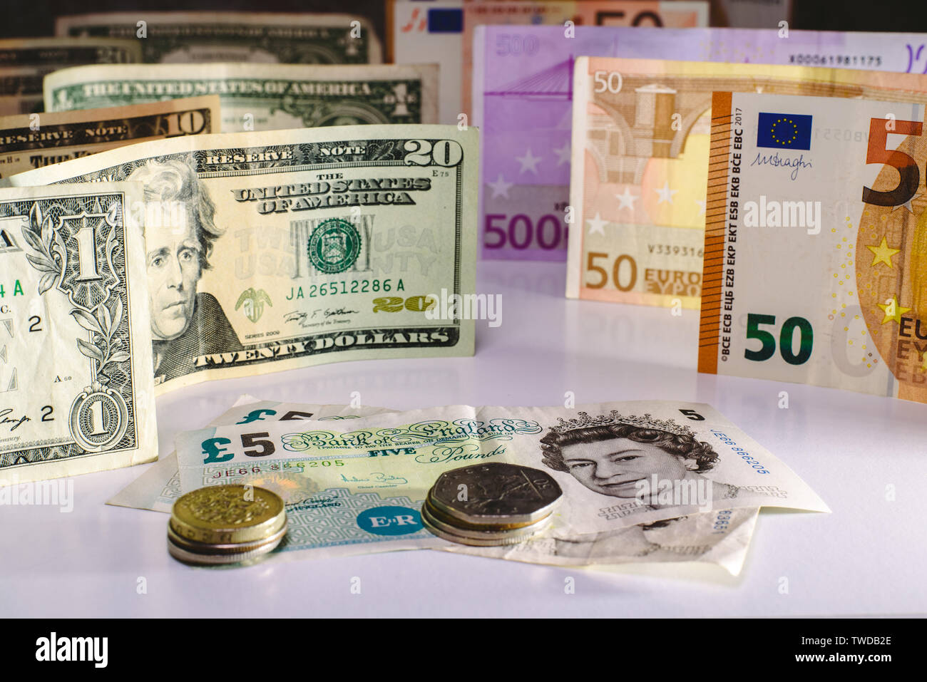 Pfund Sterling Bill und Englische Münzen von Euro und Dollar in die Enge getrieben. Stockfoto