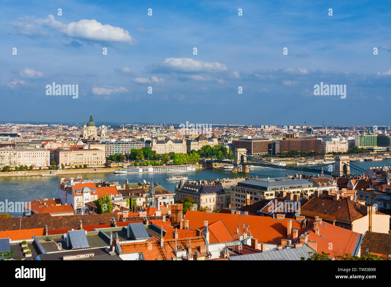 Schöne Aussicht auf Budapest historische Zentrum mit dem berühmten St. Stepehn Basilika und Donau Stockfoto