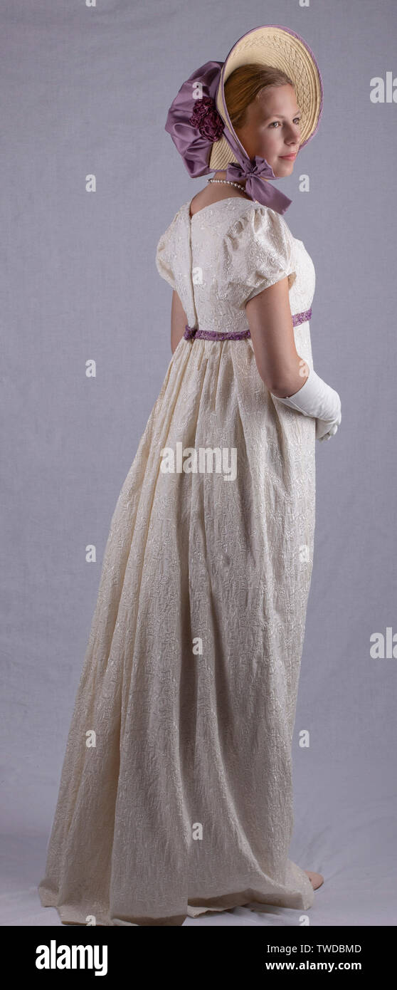 Regency Frau in cremefarbenen Kleid auf Studio Hintergrund Stockfoto