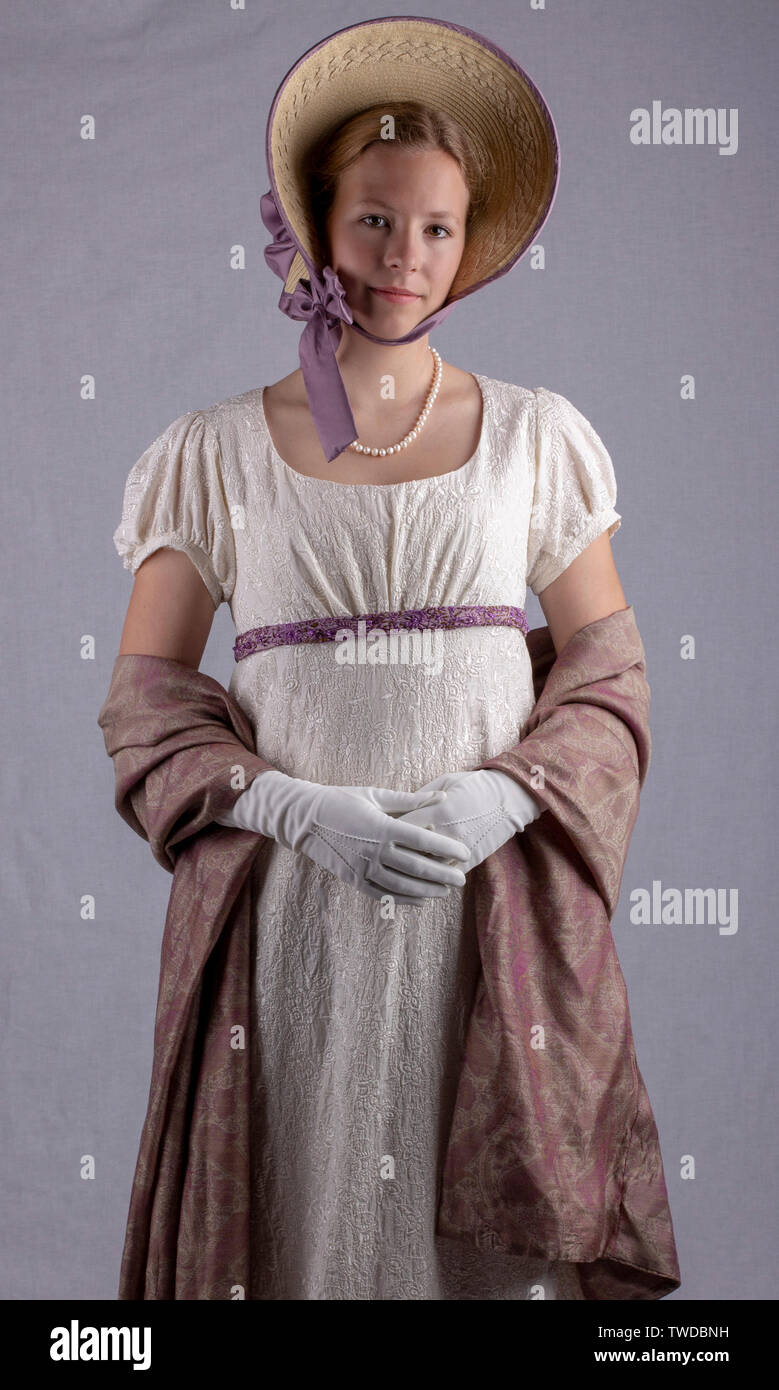 Regency Frau in cremefarbenen Kleid auf Studio Hintergrund Stockfoto