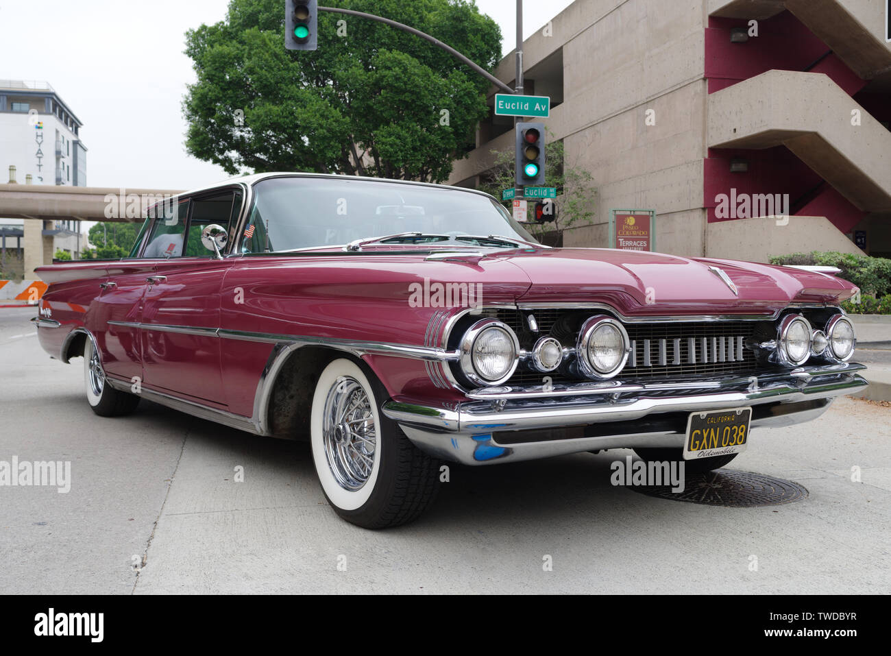 Die Abbildung zeigt eine schöne Oldsmobile am Pasadena Chalk Festival Auto zeigen. Stockfoto