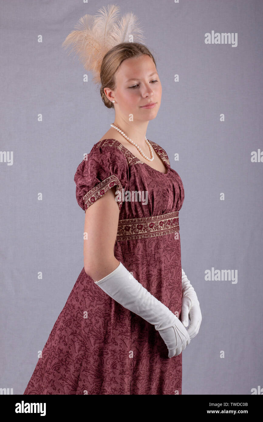 Regency Frau in Rot Abendkleid mit Federn im Haar Stockfoto