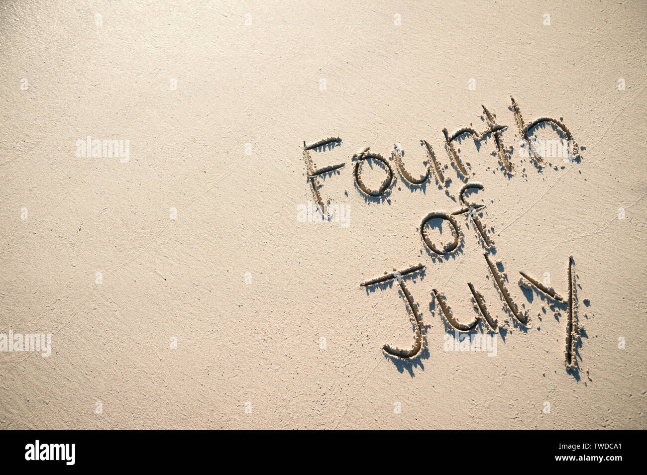 Am 4. Juli Nachricht für den amerikanischen Unabhängigkeitstag Urlaub in sanften Sand am Strand geschrieben Stockfoto