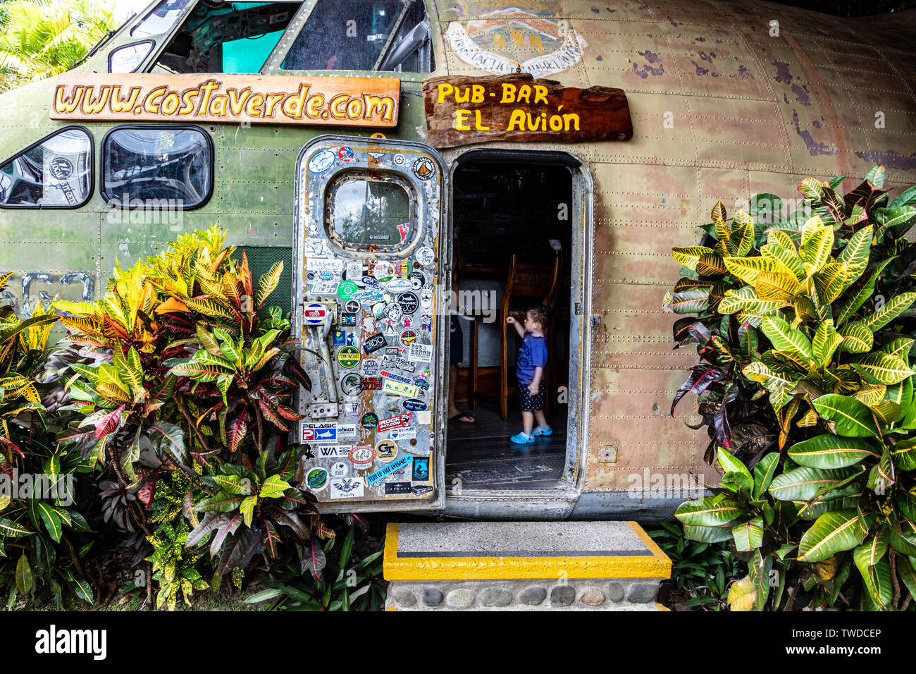 El Avión, in Manuel Antonio, ist eine beliebte Bar und Restaurant in Costa Rica. Das Herzstück des Restaurants ist einer Ausgehöhlten C-123 Frachtmaschine. Stockfoto