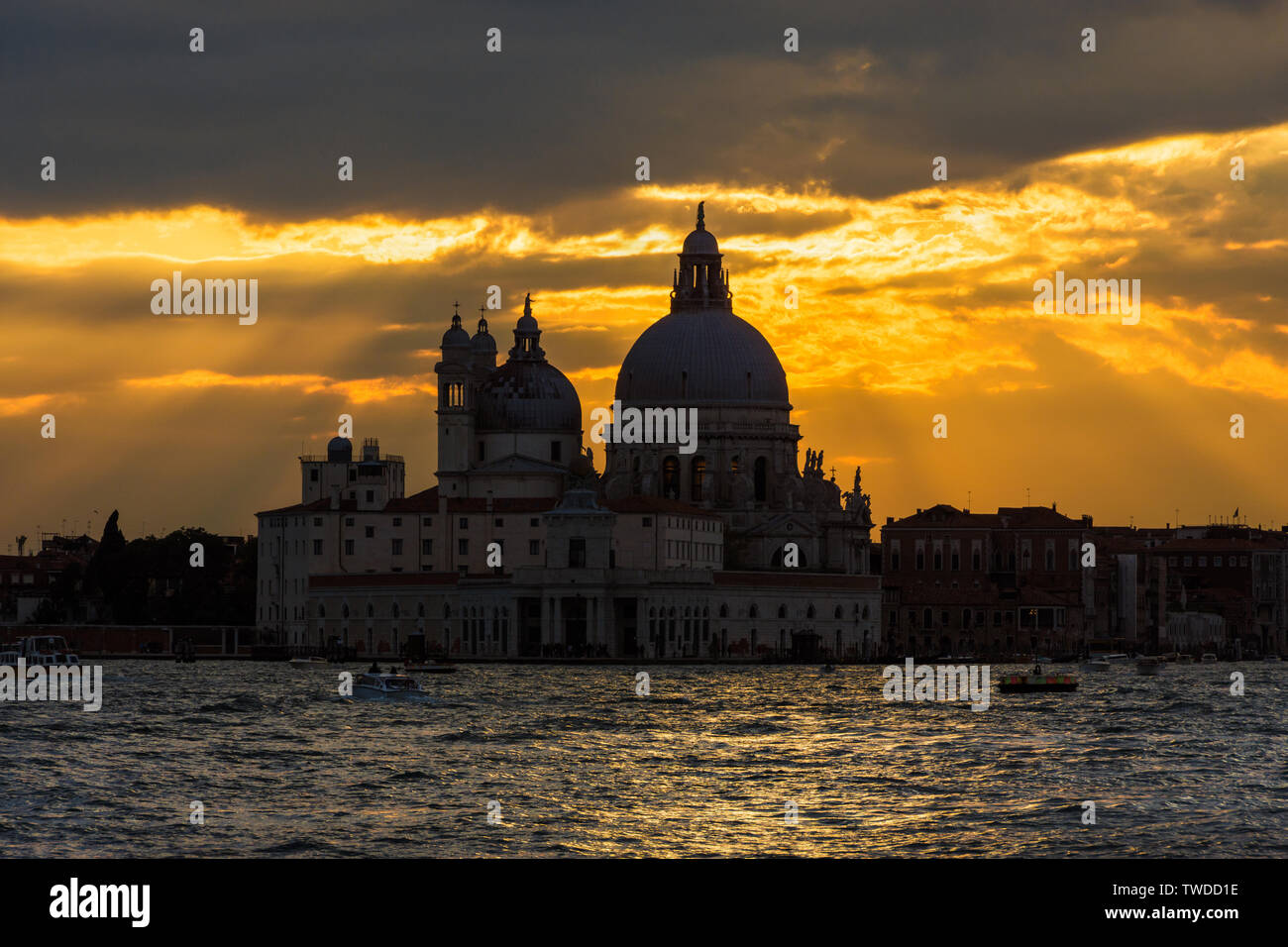 Schönen Gruß Basilika (Saint Mary für Gesundheit) alten Kuppeln bei Sonnenuntergang in Venedig Stockfoto