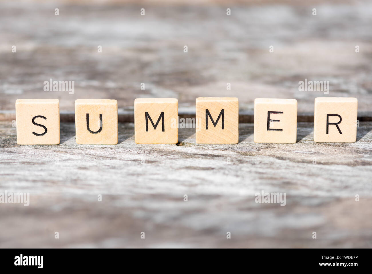 Sommer Holz Buchstaben auf einem Woodden Tabelle im Sonnenlicht Stockfoto