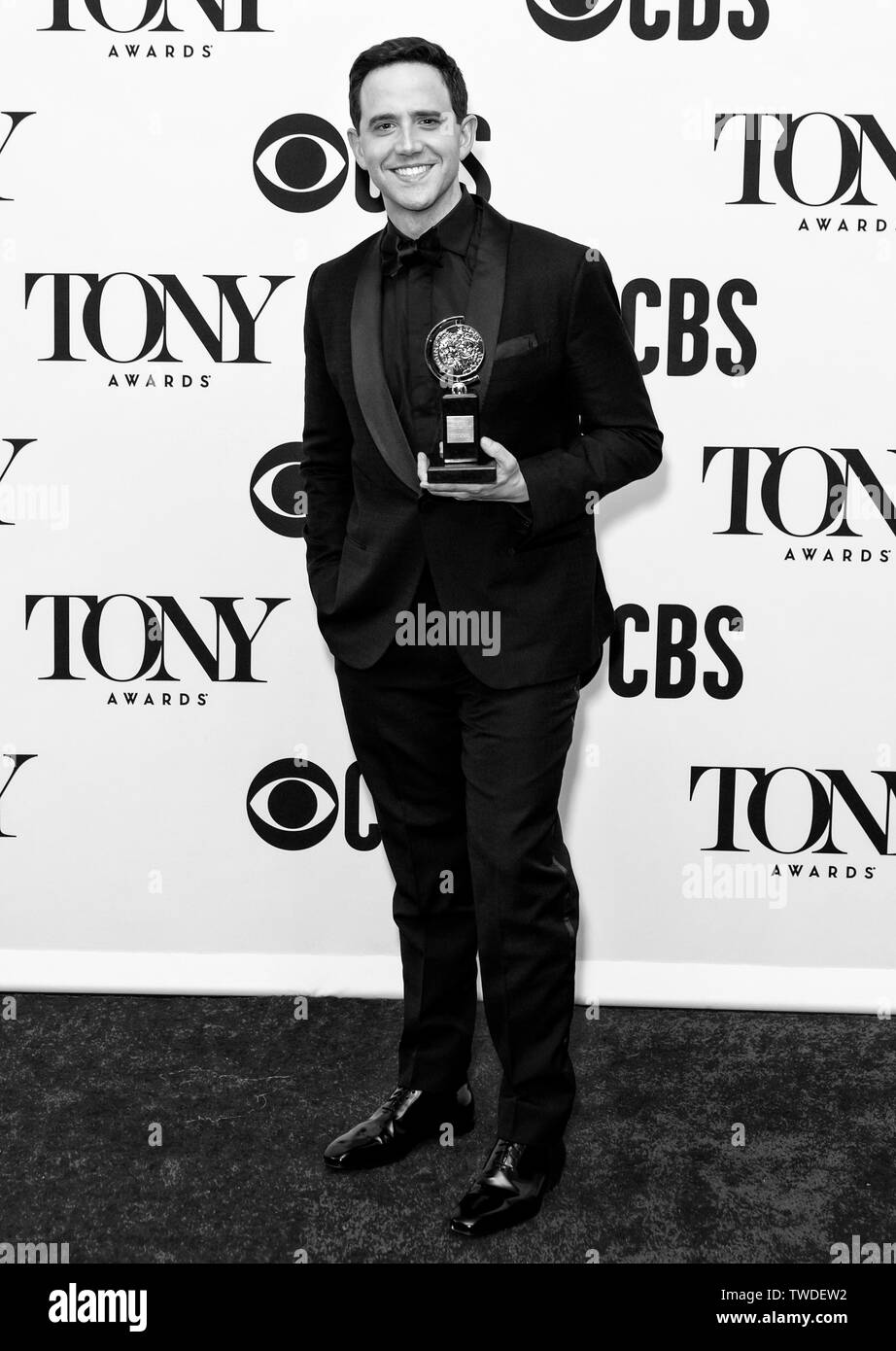 New York, NY - Juni 09, 2019: Santino Fontana Gewinner des Award für die beste Leistung durch einen Schauspieler in einer Hauptrolle in einem Musical für "Tootsie", stellt Stockfoto