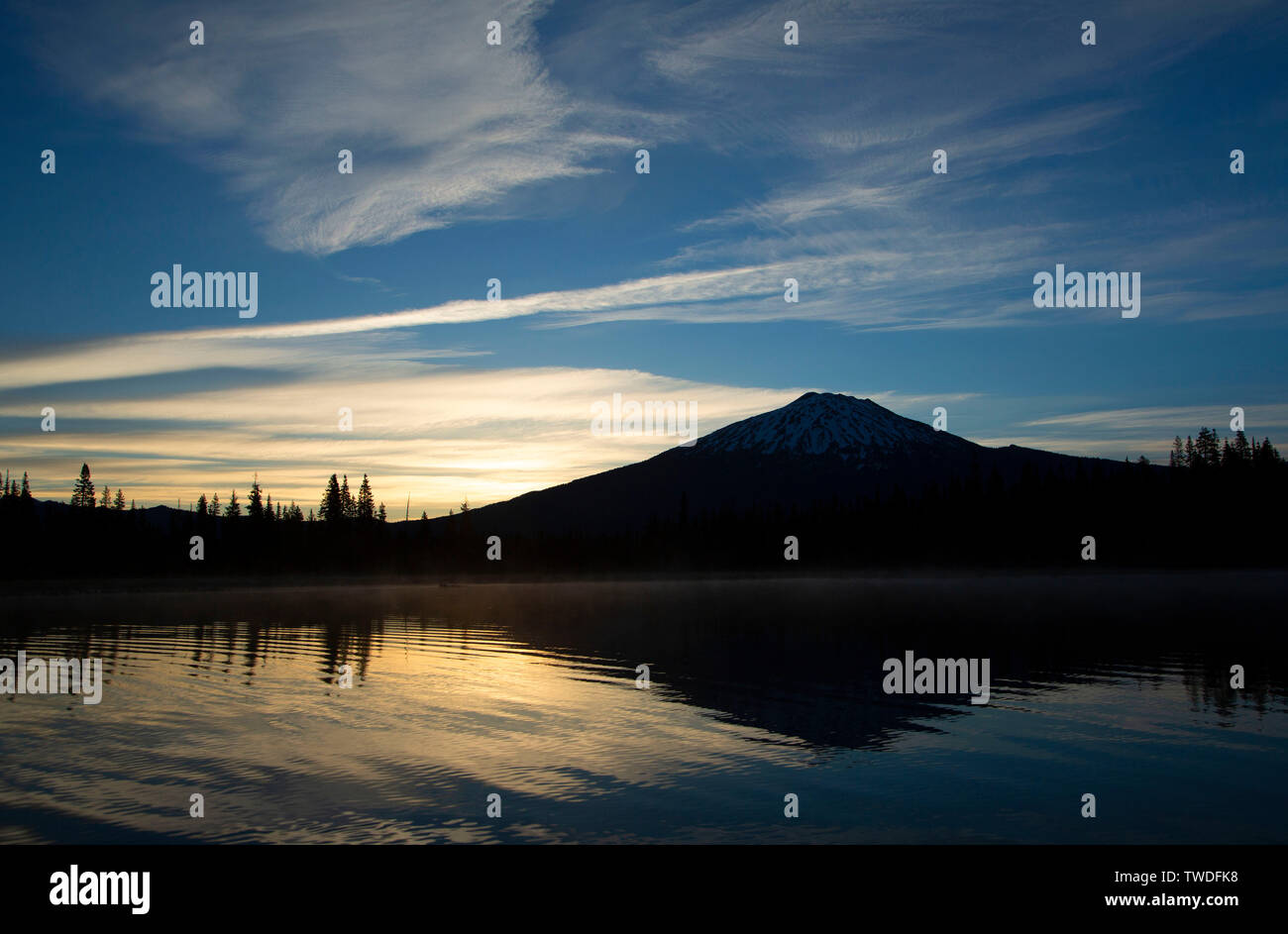 Mt Bachelor Silhouette in der hosmer See, Cascade Lakes National Scenic Byway, Deschutes National Forest, Oregon Stockfoto