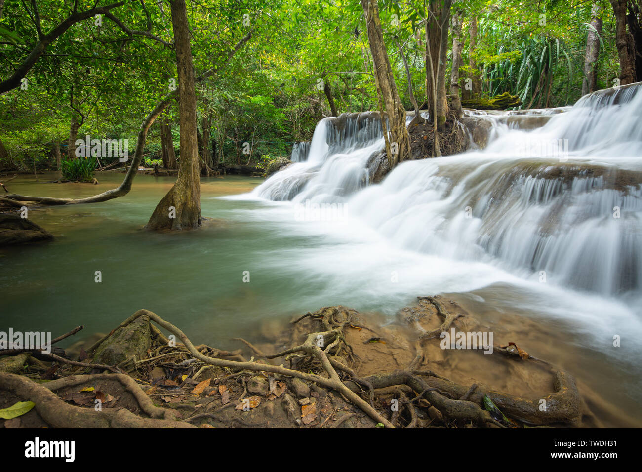 Huai Mae Kamin wunderschöne Wasserfälle in Srinakarin Nationalpark in Kanchanaburi, Thailand Stockfoto