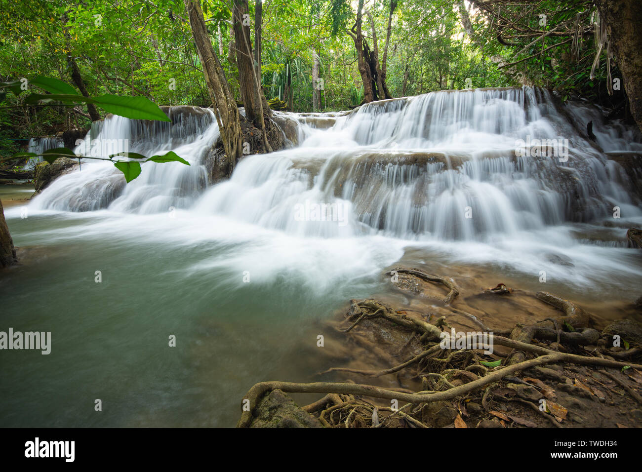 Huai Mae Kamin wunderschöne Wasserfälle in Srinakarin Nationalpark in Kanchanaburi, Thailand Stockfoto