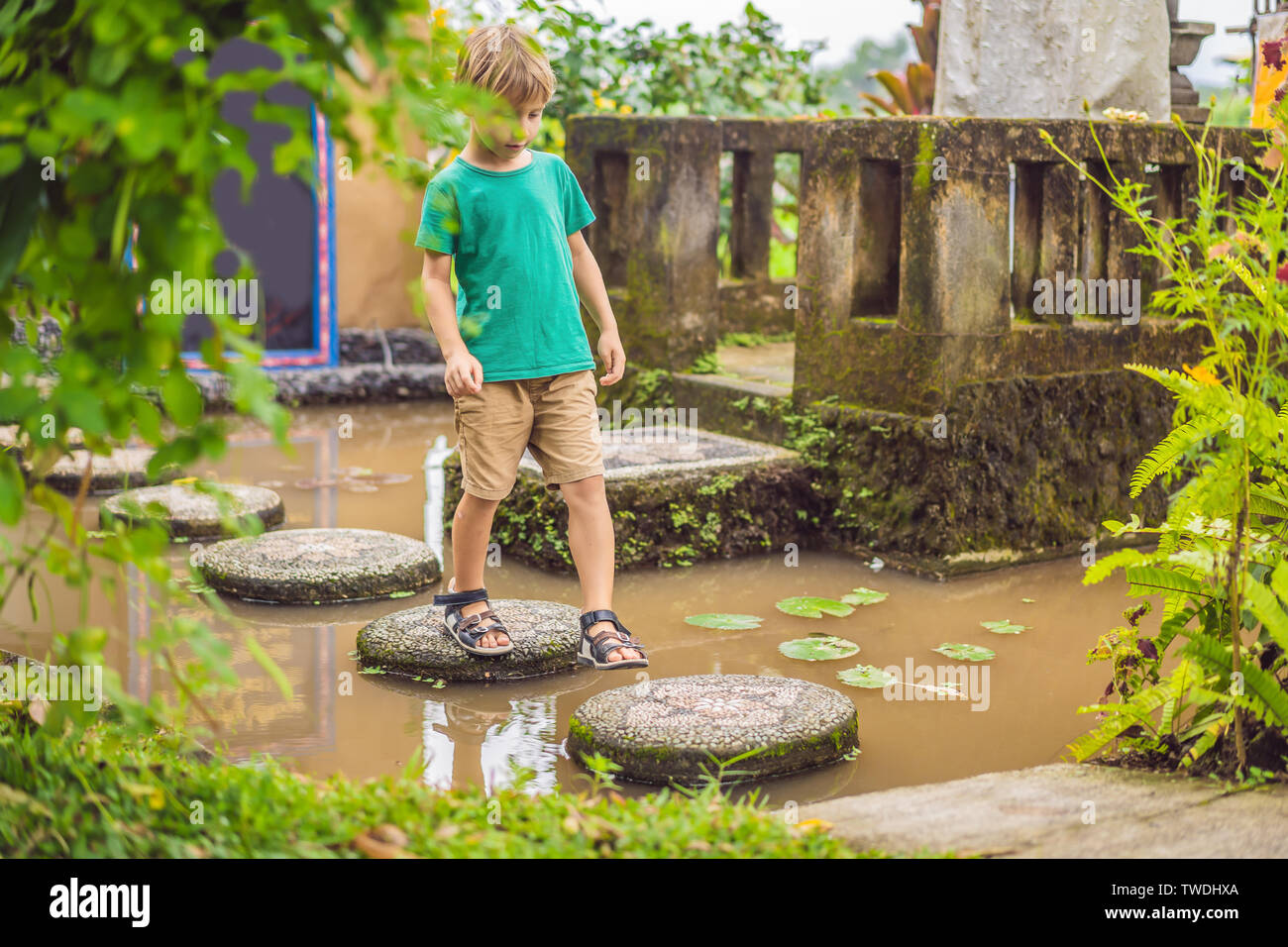 Junge im teich stehen Fotos und Bildmaterial in hoher Auflösung Alamy