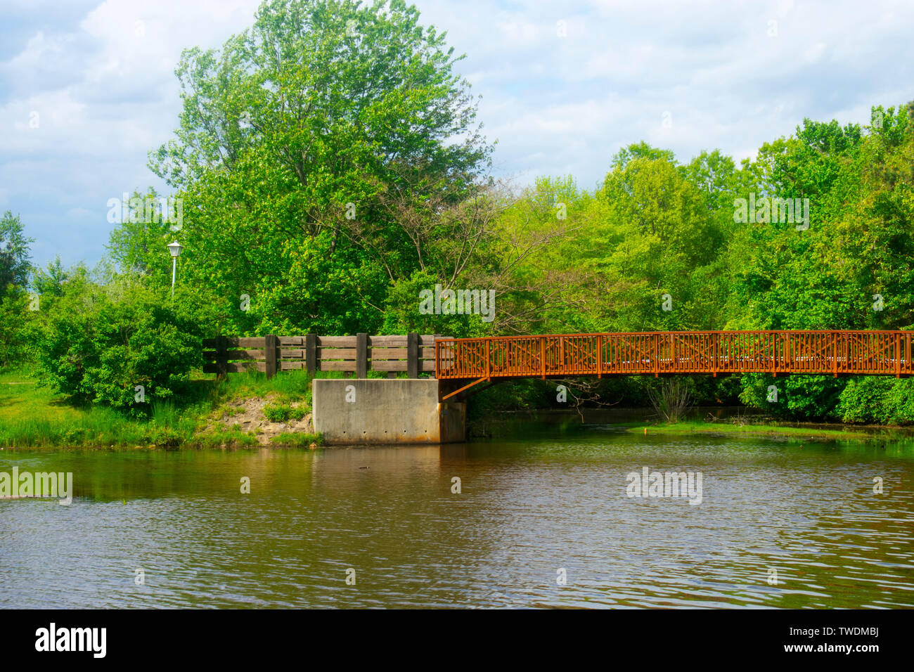 Lakeside malerische Aussicht am Kennedy Park in Sayersville, New Jersey, auf einem leicht bewölkt Tag-01 Stockfoto