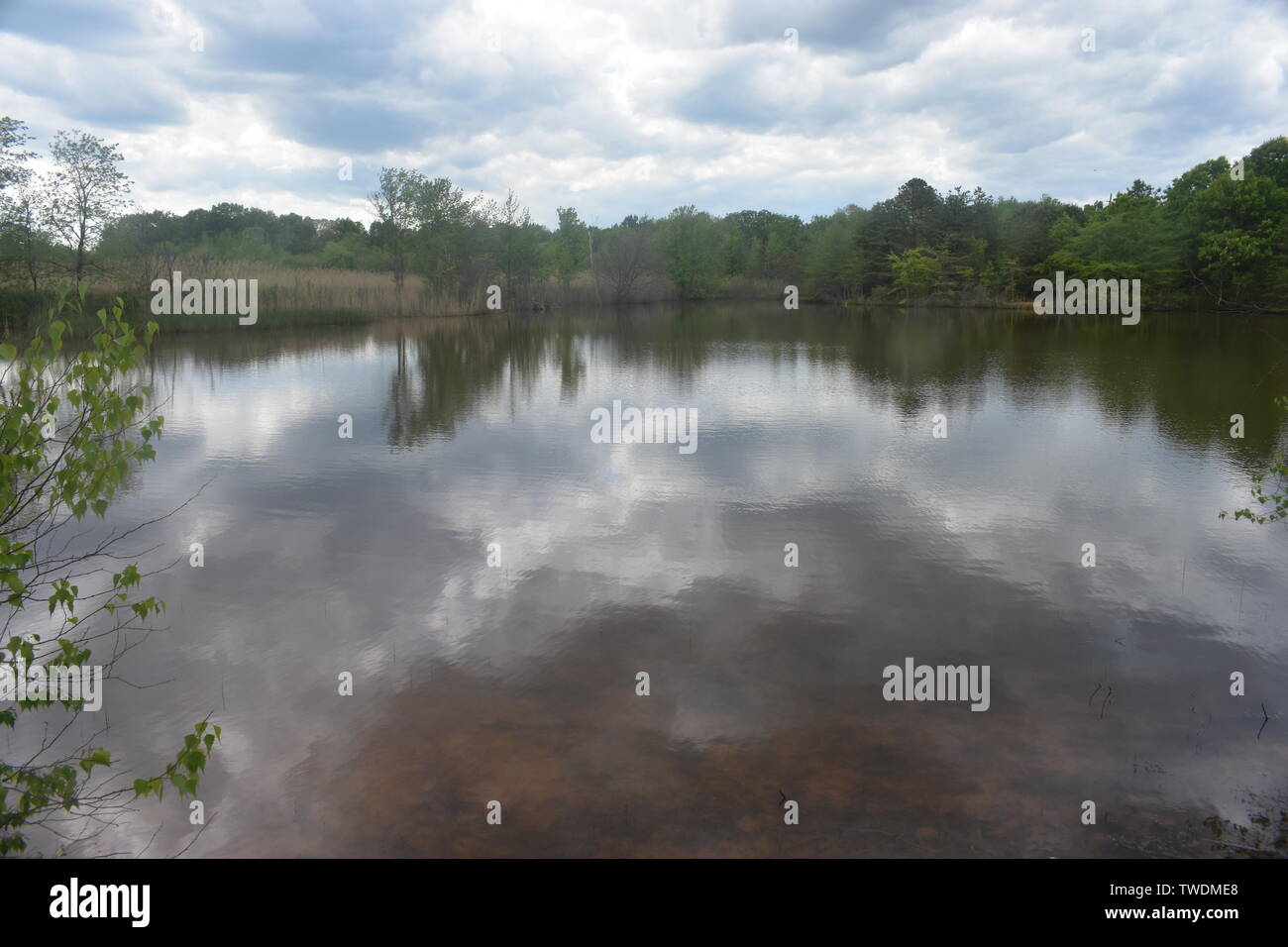 Lakeside malerische Aussicht am Kennedy Park in Sayersville, New Jersey, auf einem leicht bewölkt Tag-03 Stockfoto